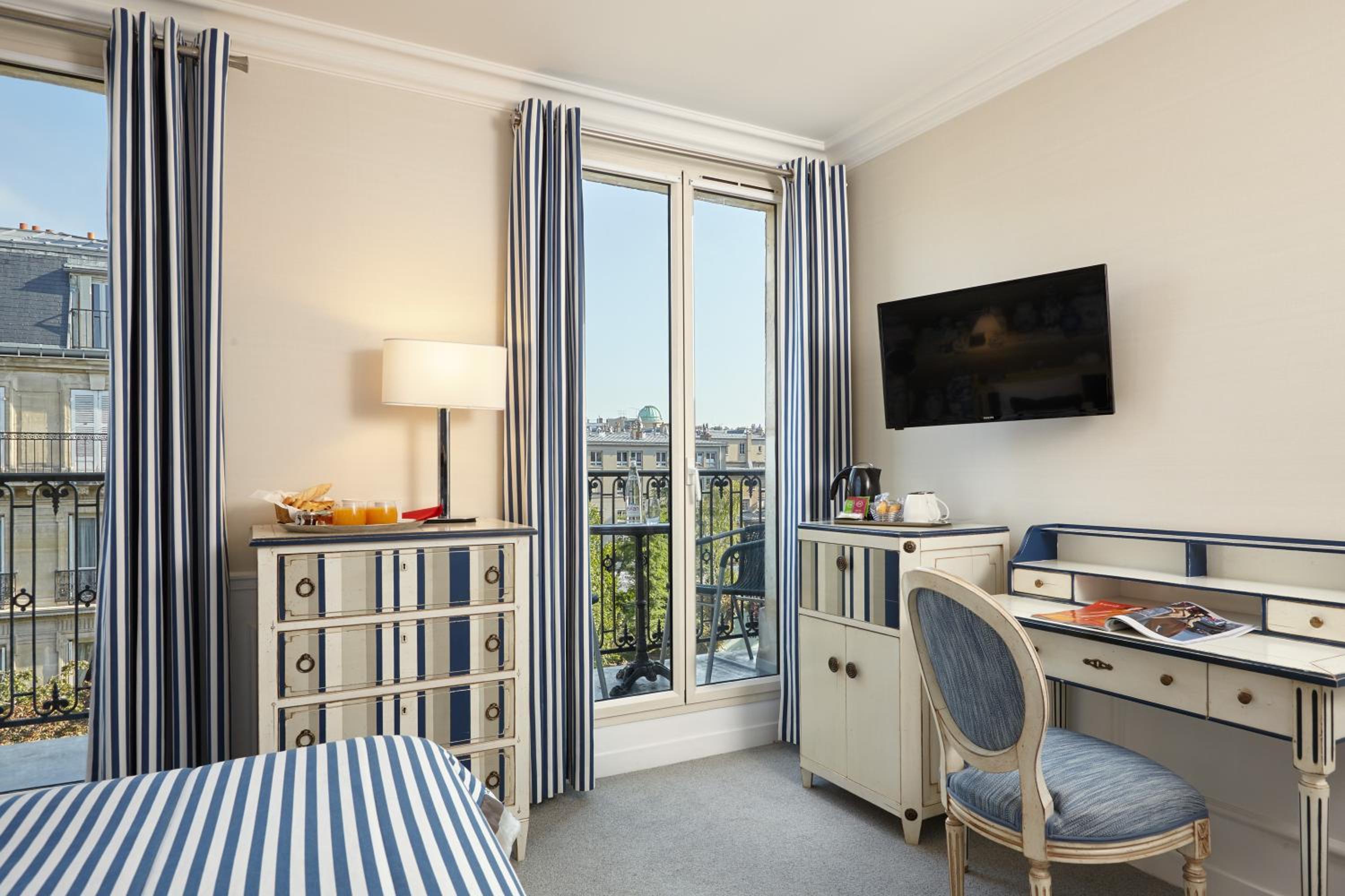 Deluxe Double Room with Balcony photo 2