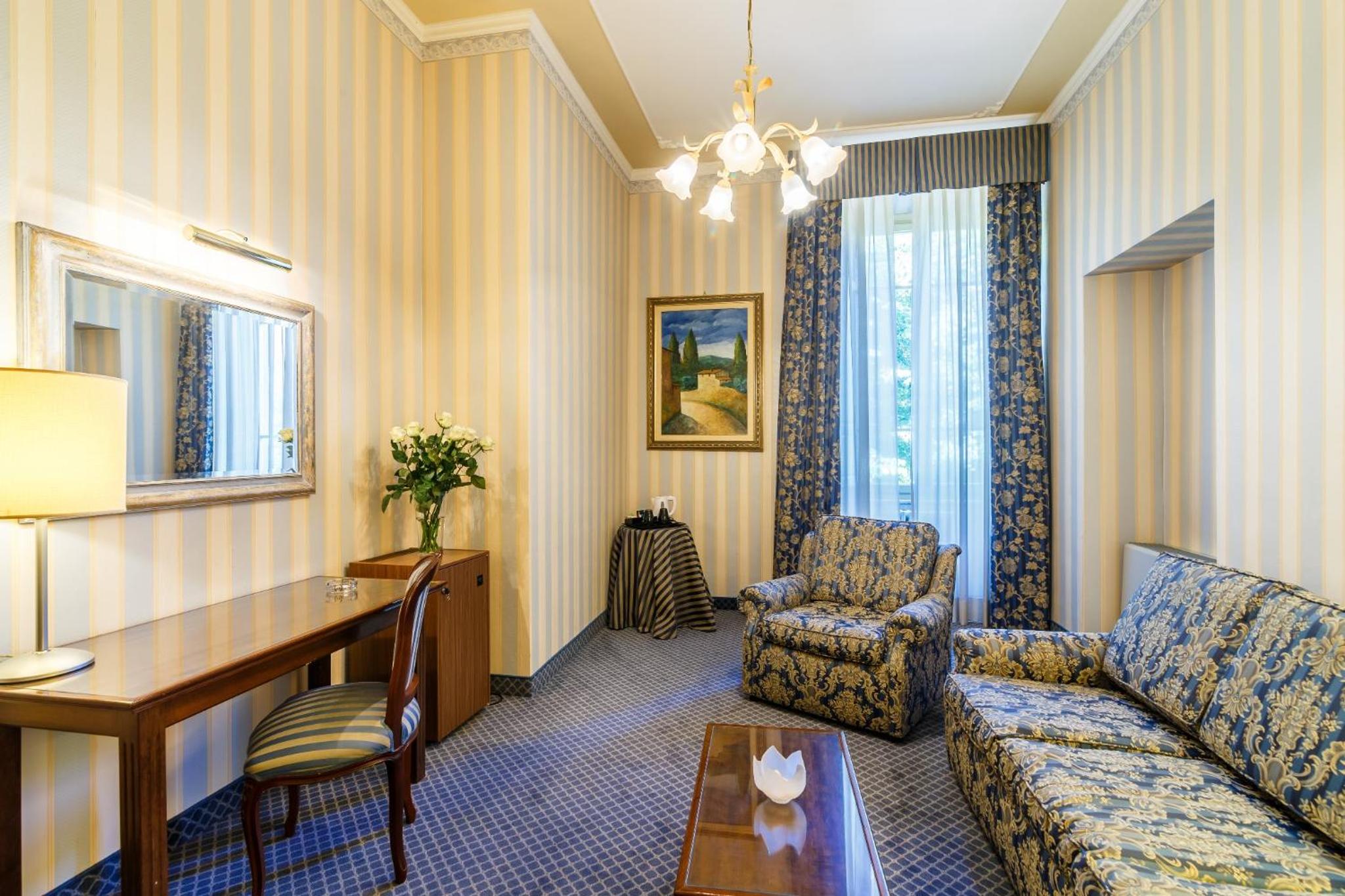 Suite - Photo 1