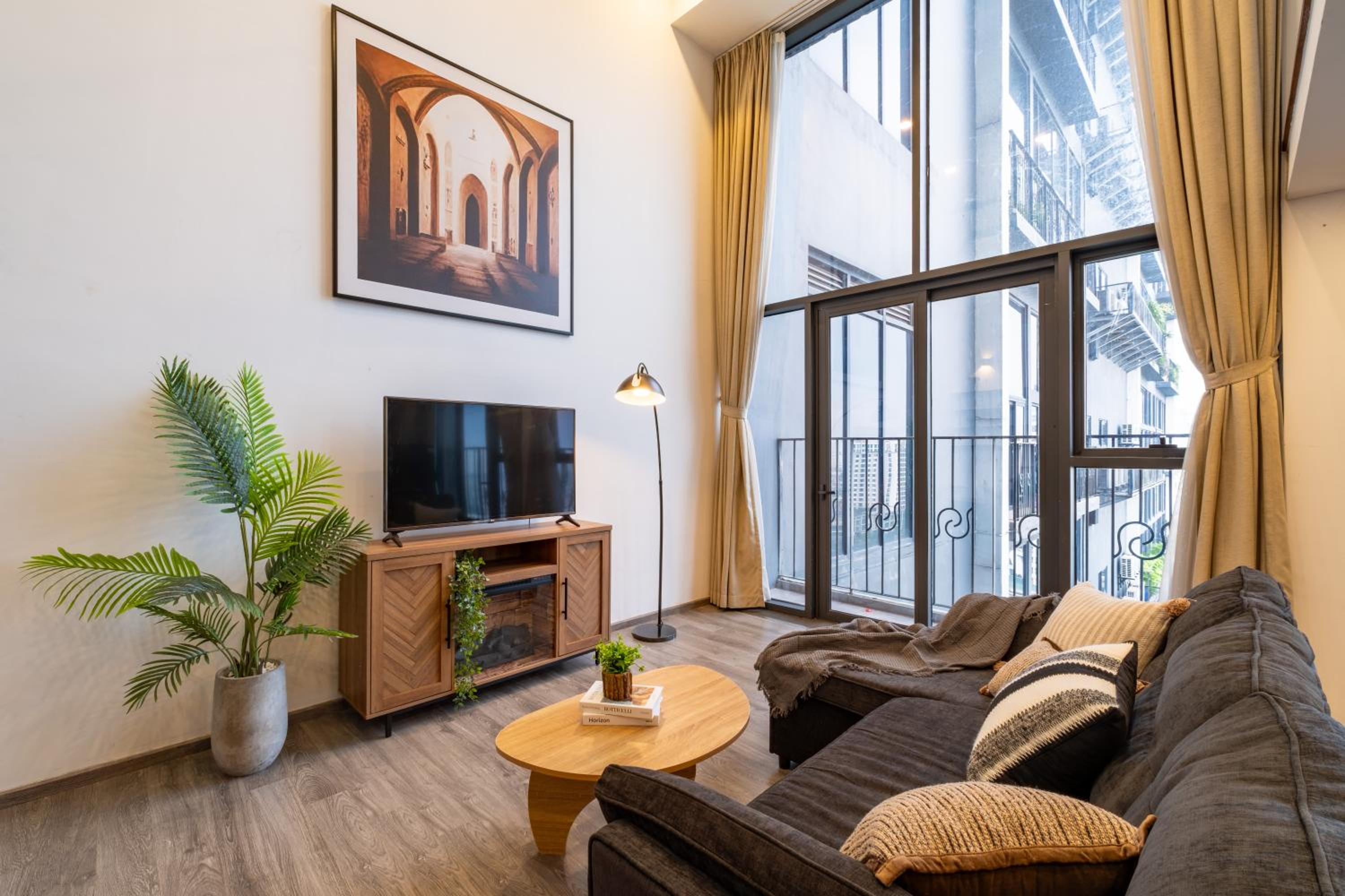 One-Bedroom Apartment with Balcony and City View, photo 6