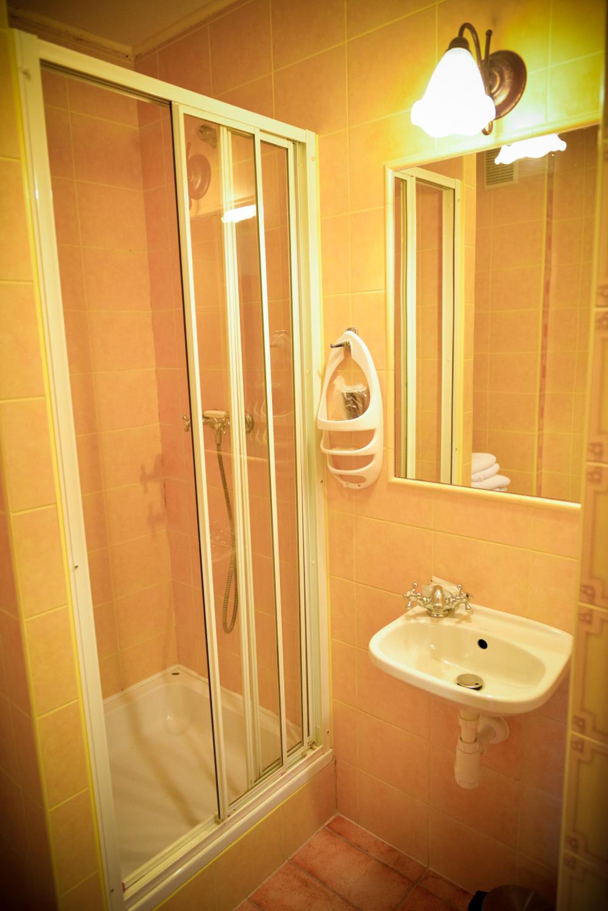 Standard Double or Twin Room - Photo 5