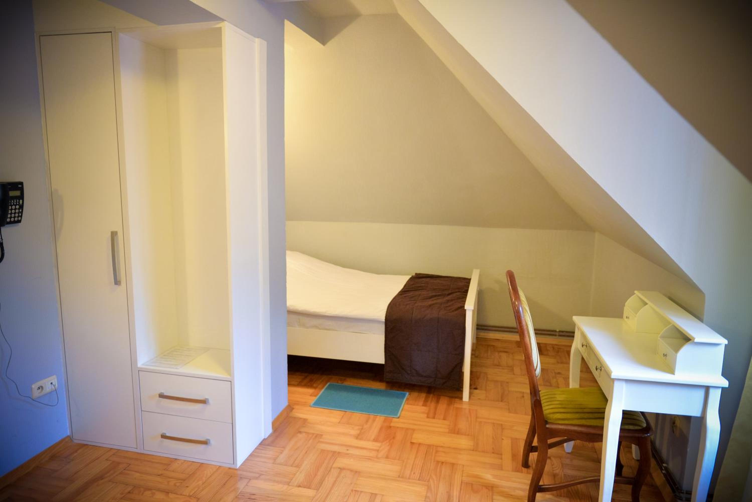 Standard Double or Twin Room - Photo 6