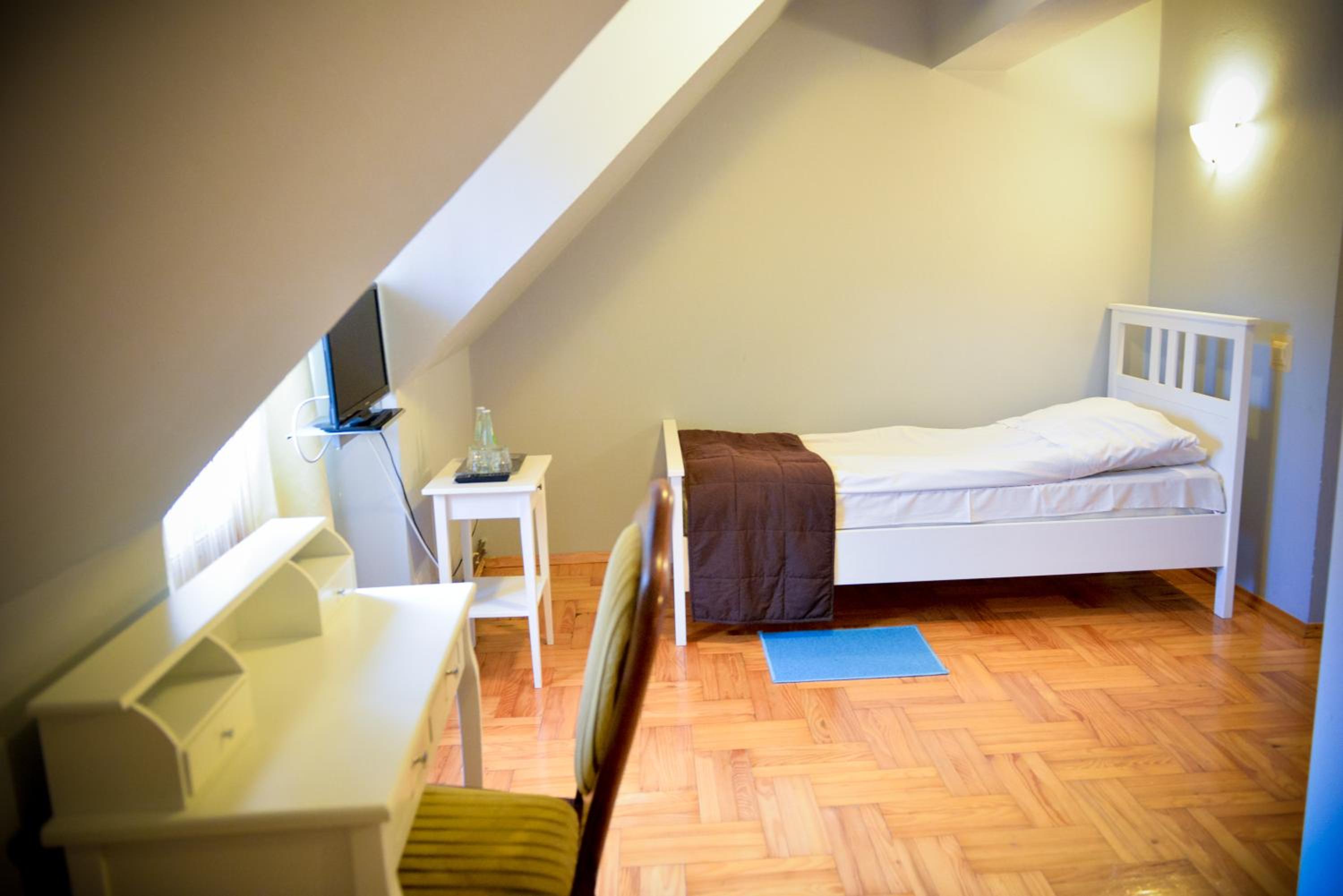 Standard Double or Twin Room - Photo 11