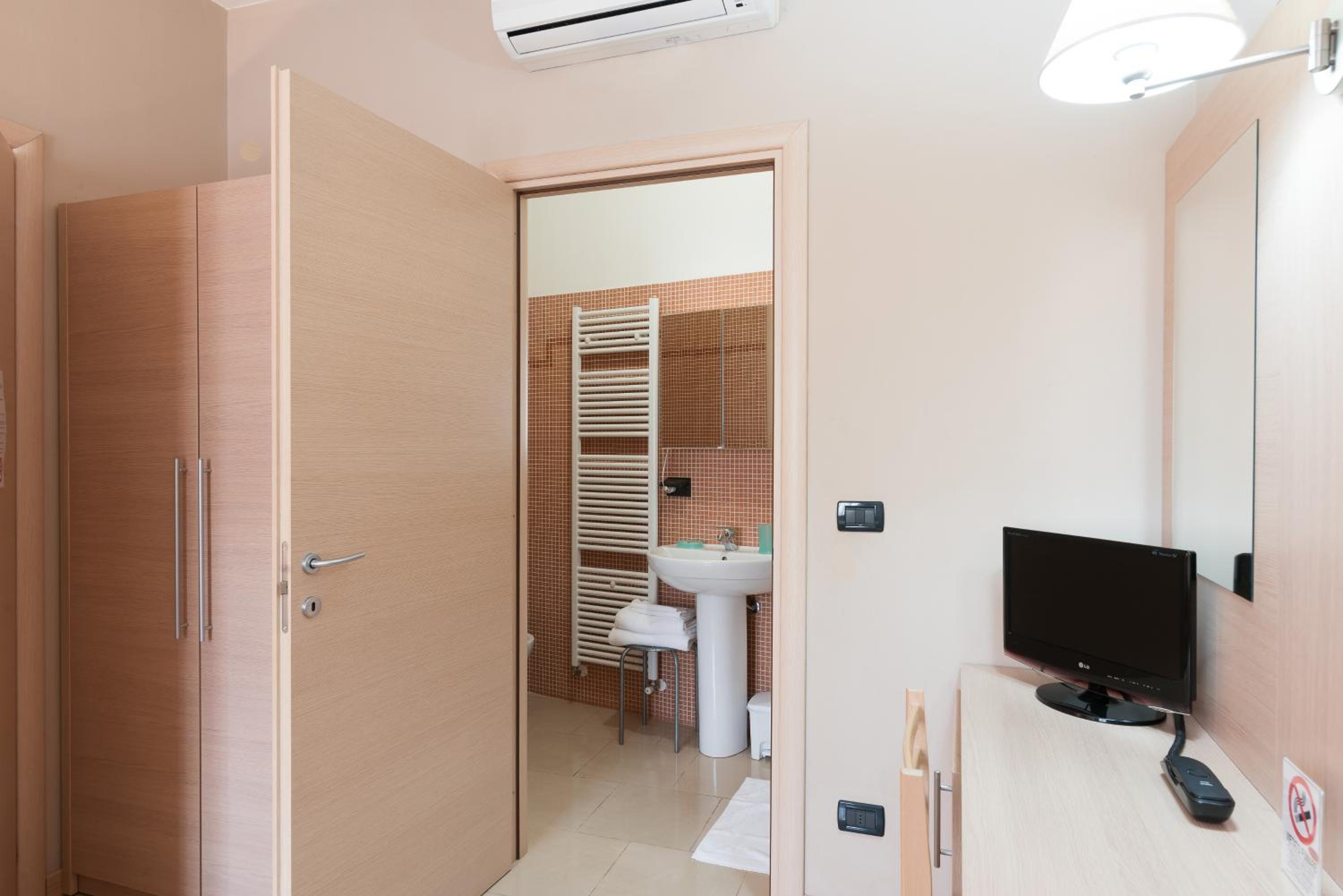 Single Room photo 3