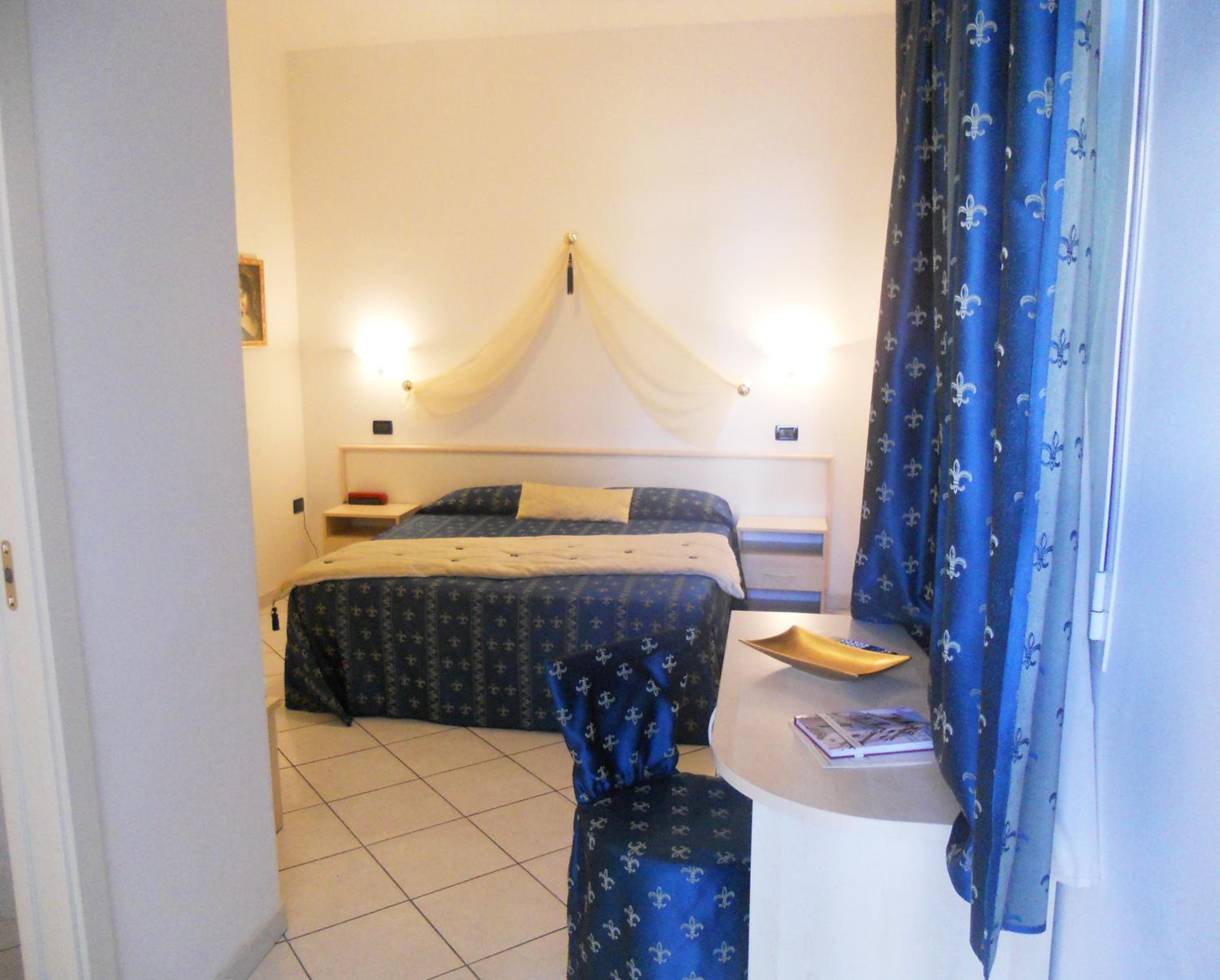 Double Room - Photo 7