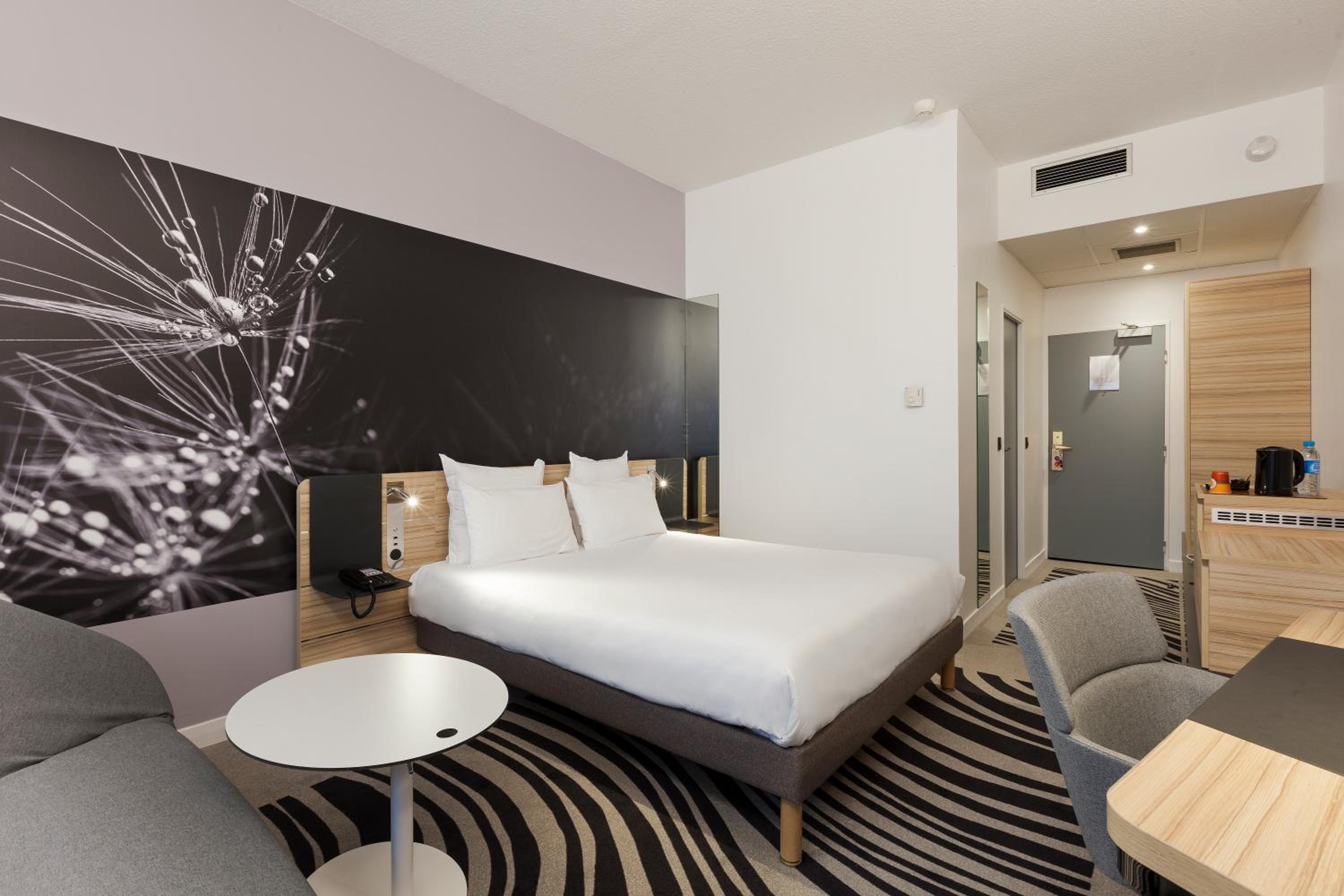 Classic Double Room with Sofa Bed - Photo 1