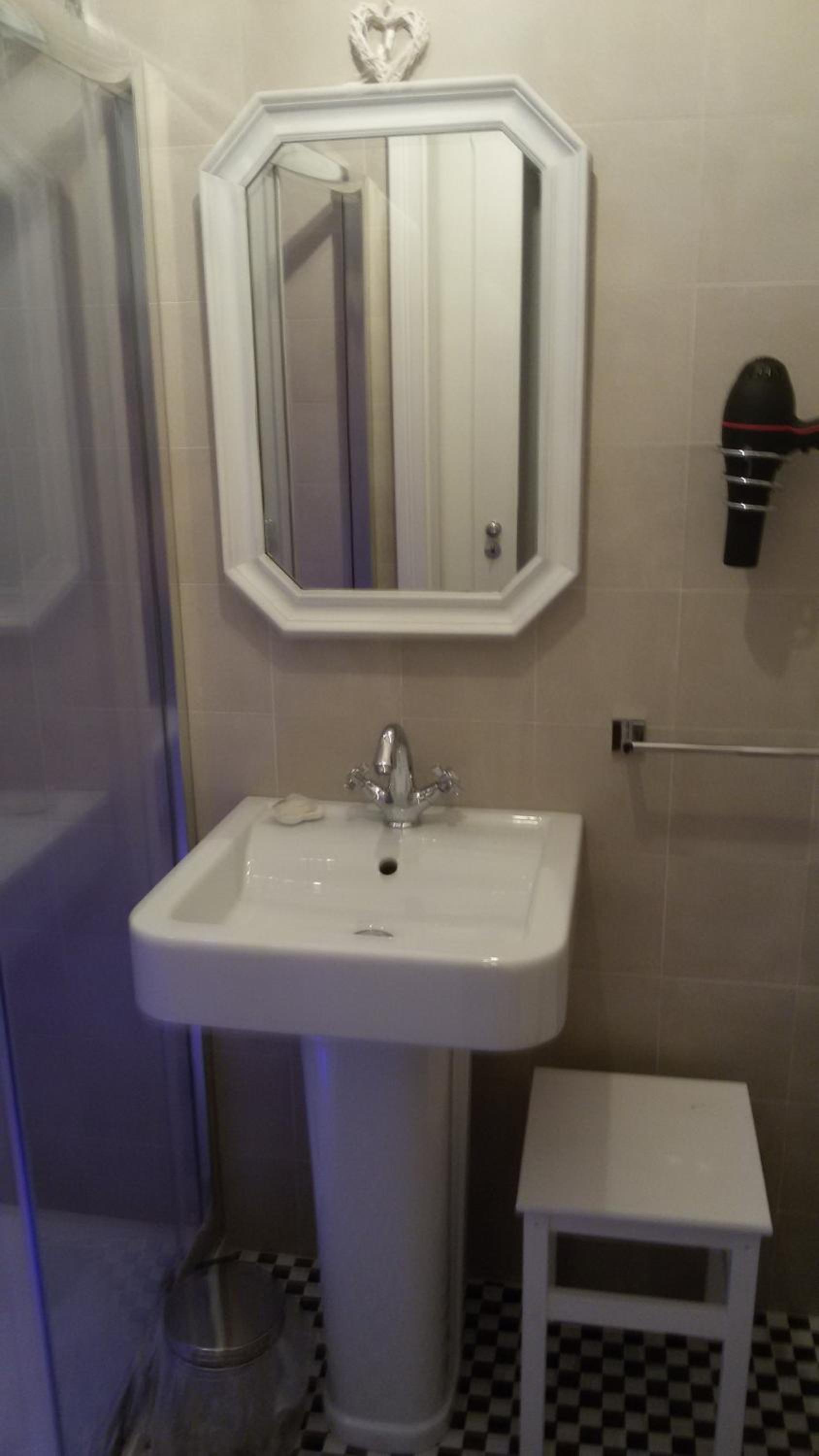 Triple Room with Private Bathroom - Photo 3