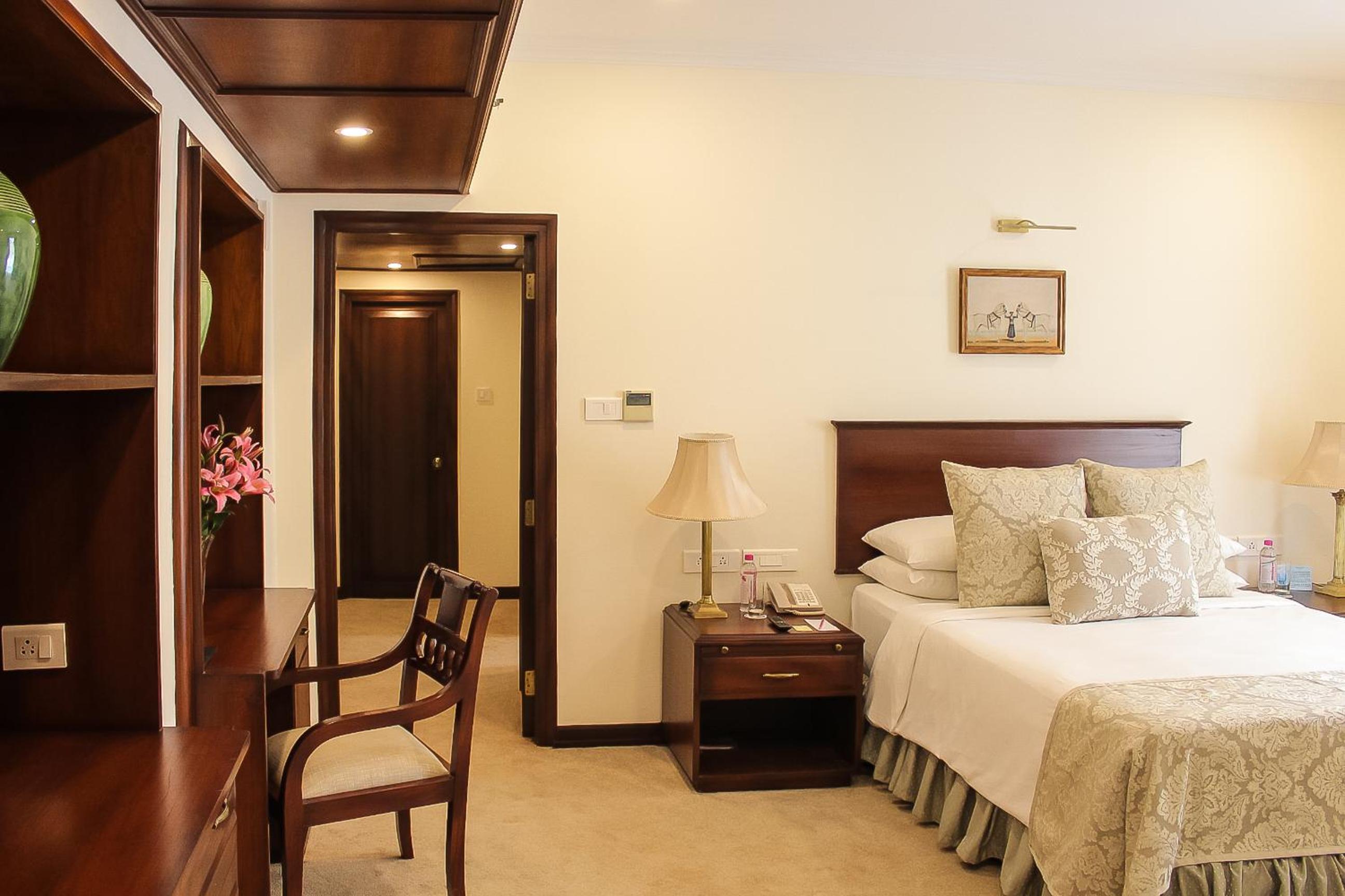 SeleQtions Suite Double Bed with 1 way Transfer, Breakfast, 15% off on Food and Soft Beverages, Happy Hours (Buy 1 & Get 1) on select menu at InSomnia thumbnail 6