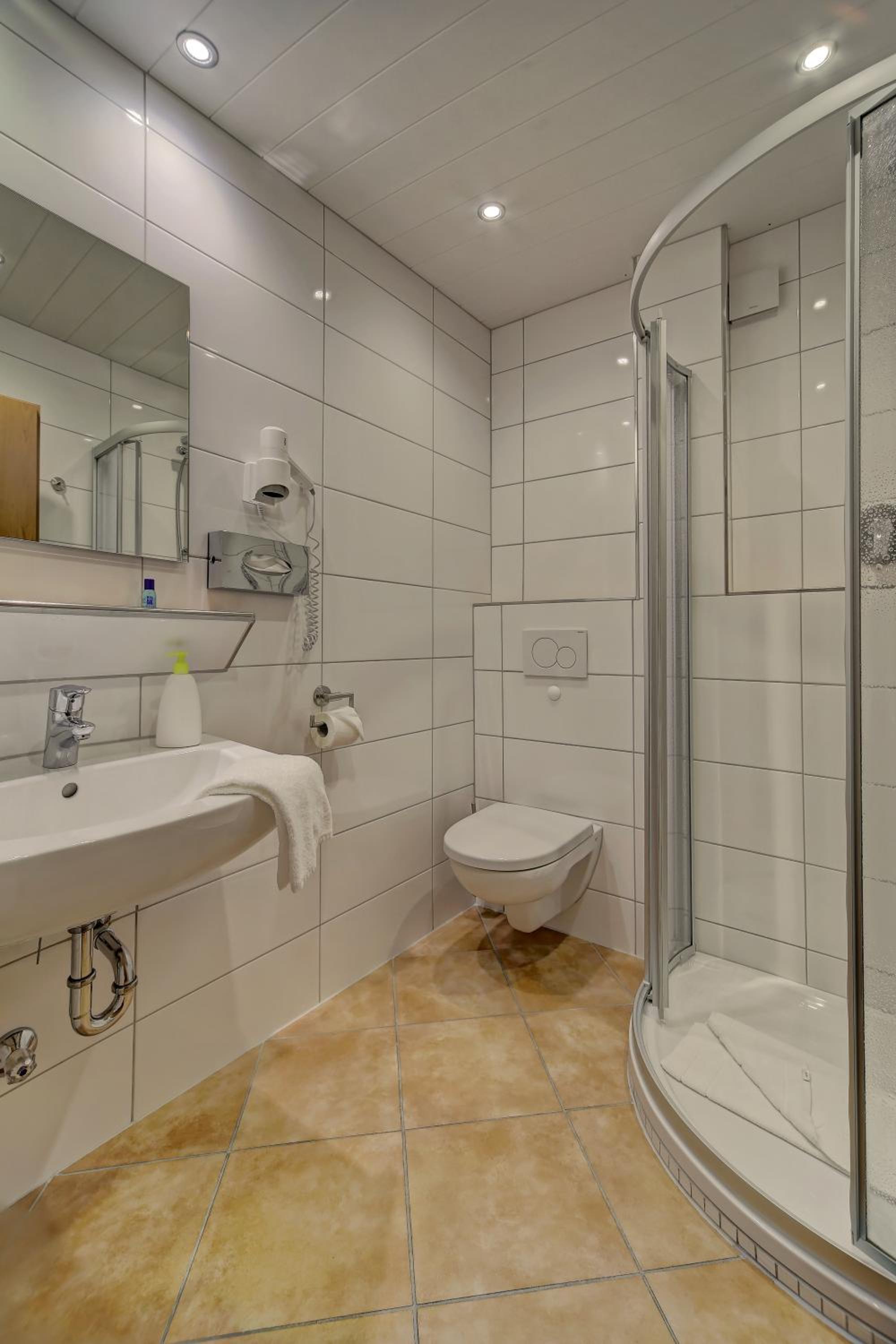 Standard Double Room - Photo 10