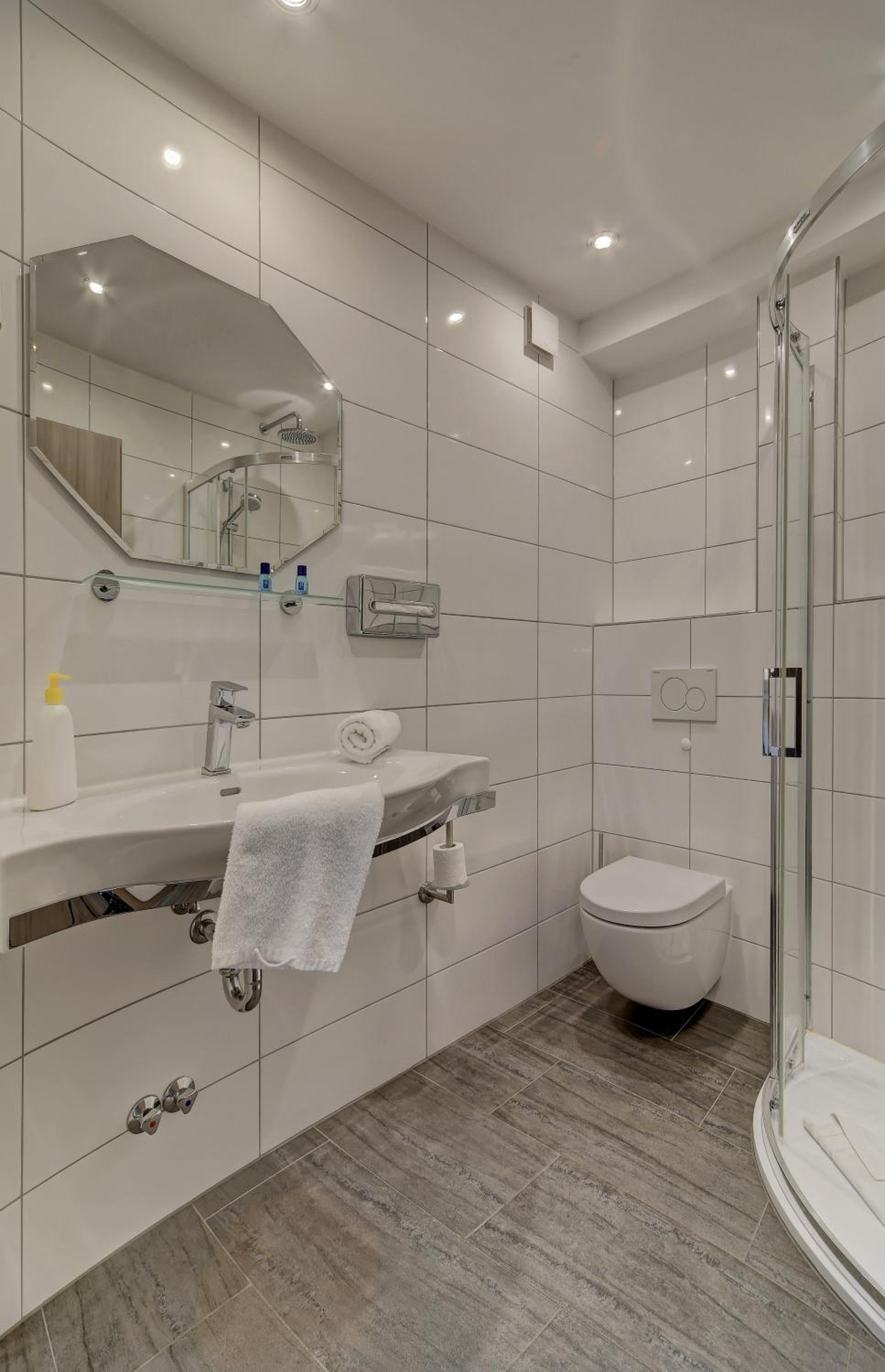 Comfort Double Room with Balcony - Photo 4