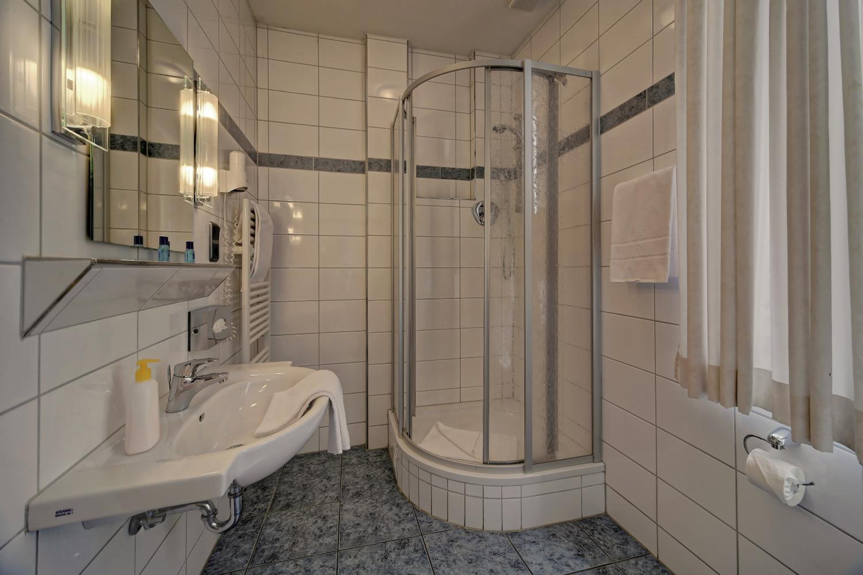 Standard Double Room - Photo 9