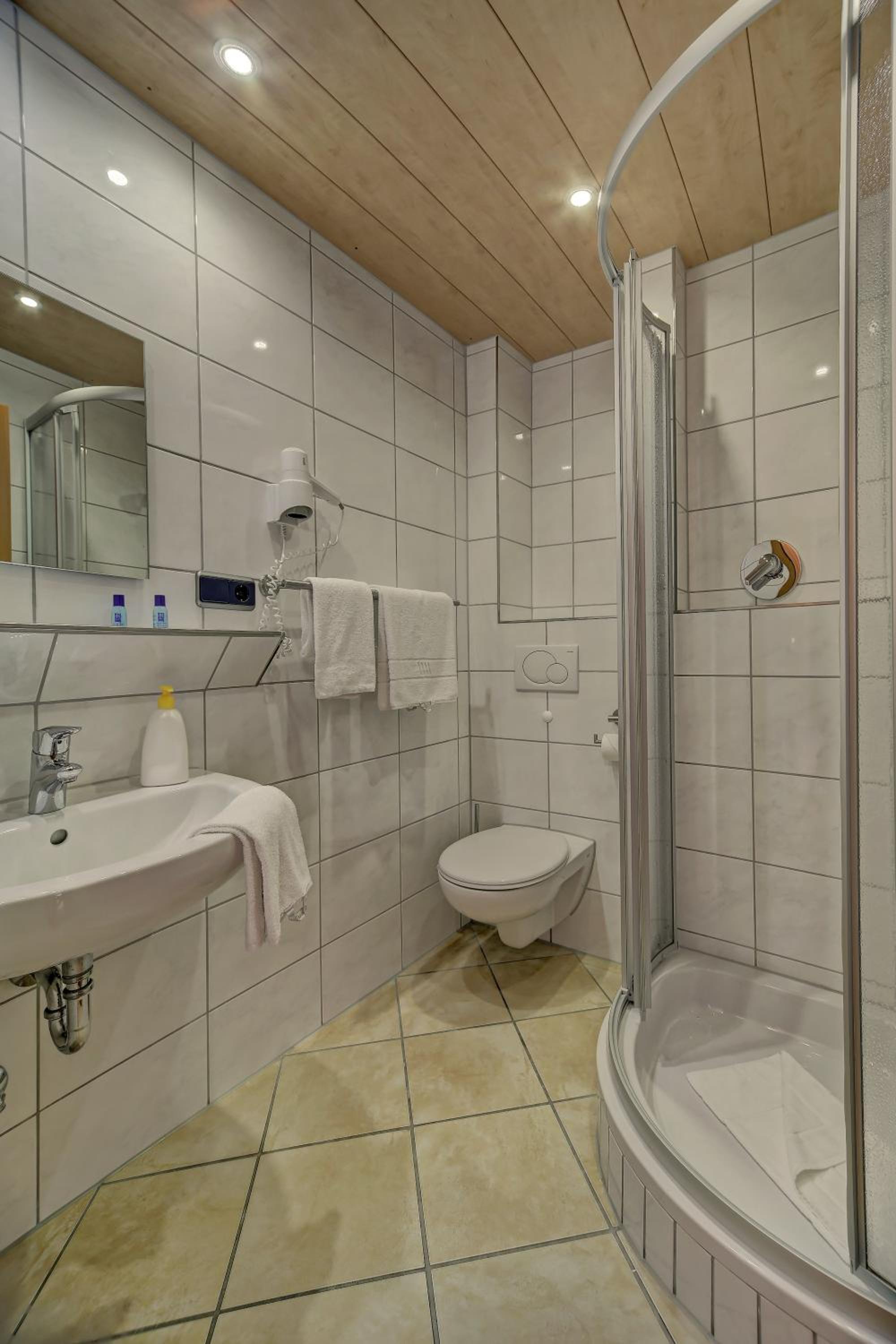 Standard Double Room - Photo 8