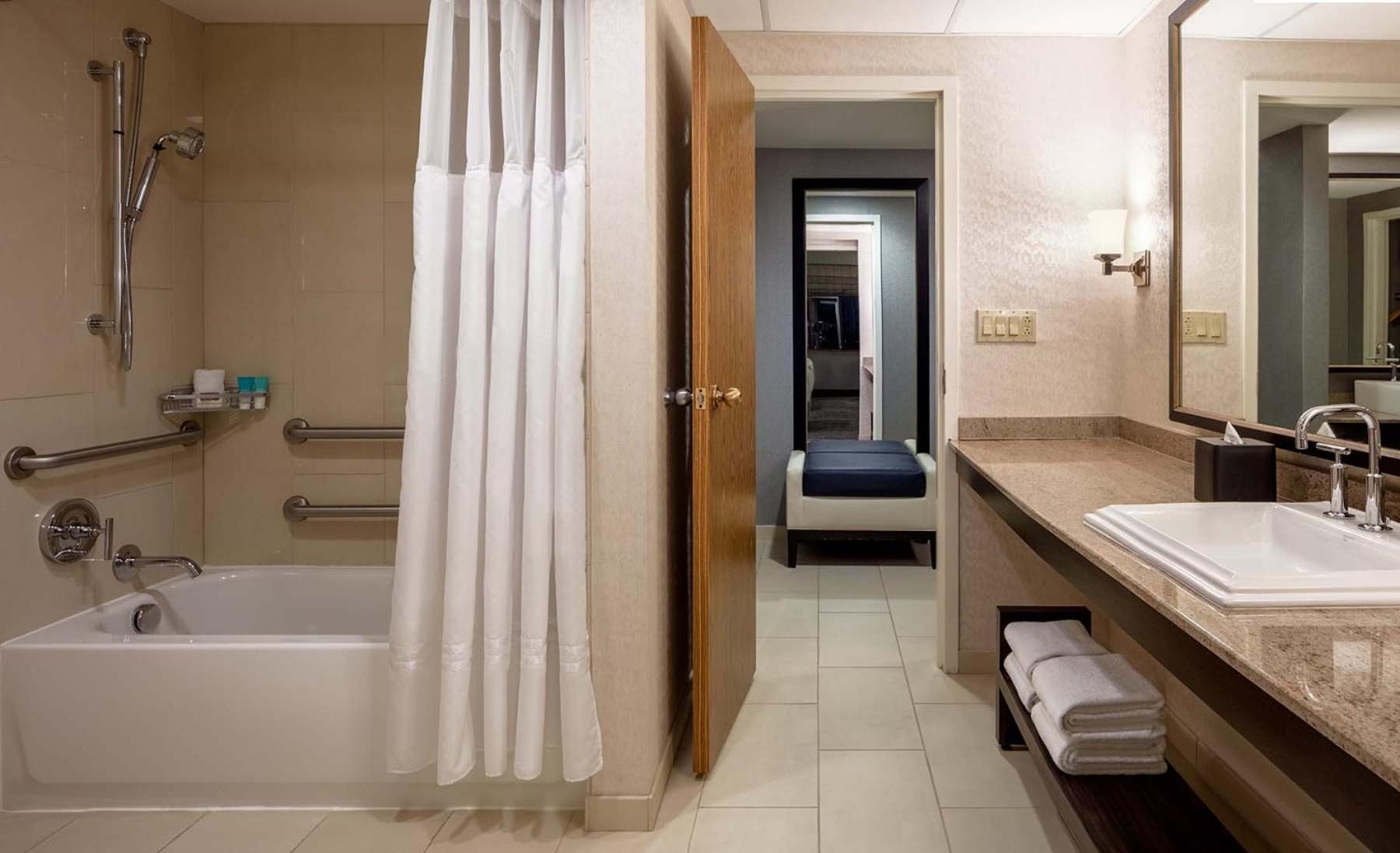 Double Room with Two Double Beds and Accessible Tub - Disability Access - Photo 4