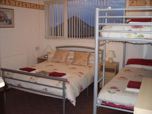 Family Room (2 Adults + 2 Children) - Photo 1