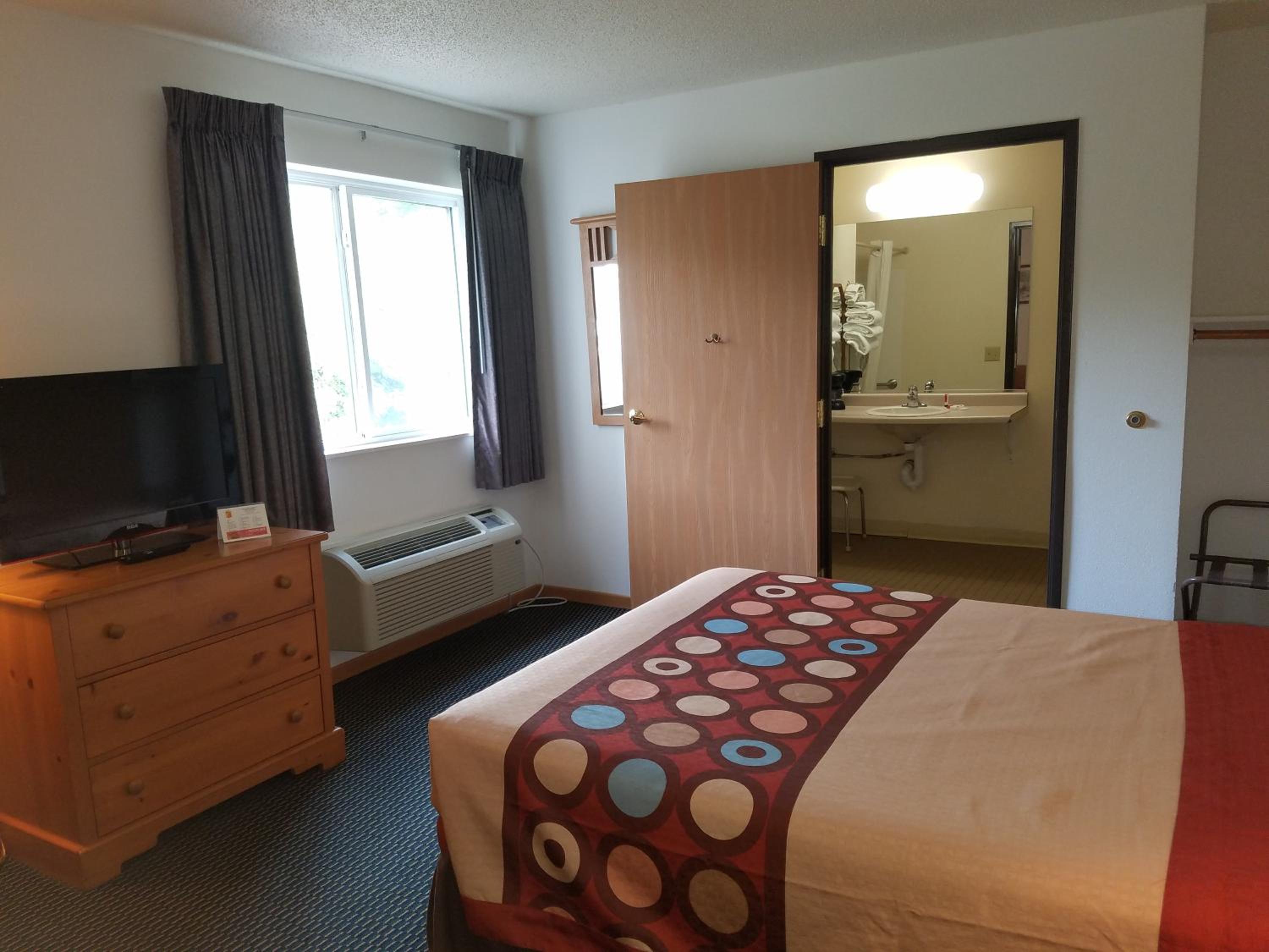 Queen Room - Disability Access/Non-Smoking photo 2