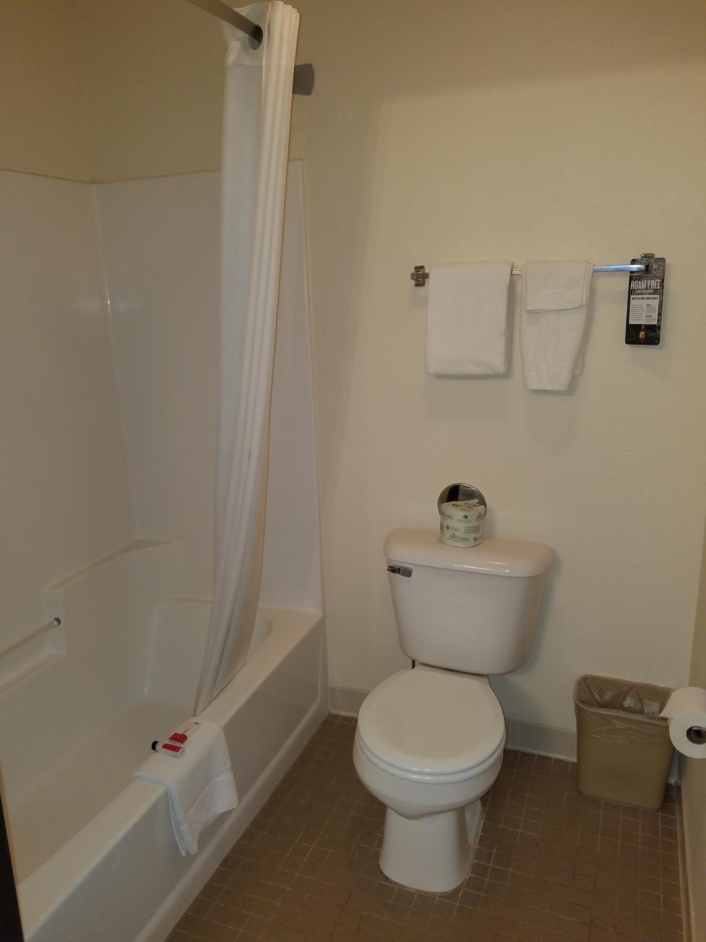 Queen Room - Non-Smoking photo 2