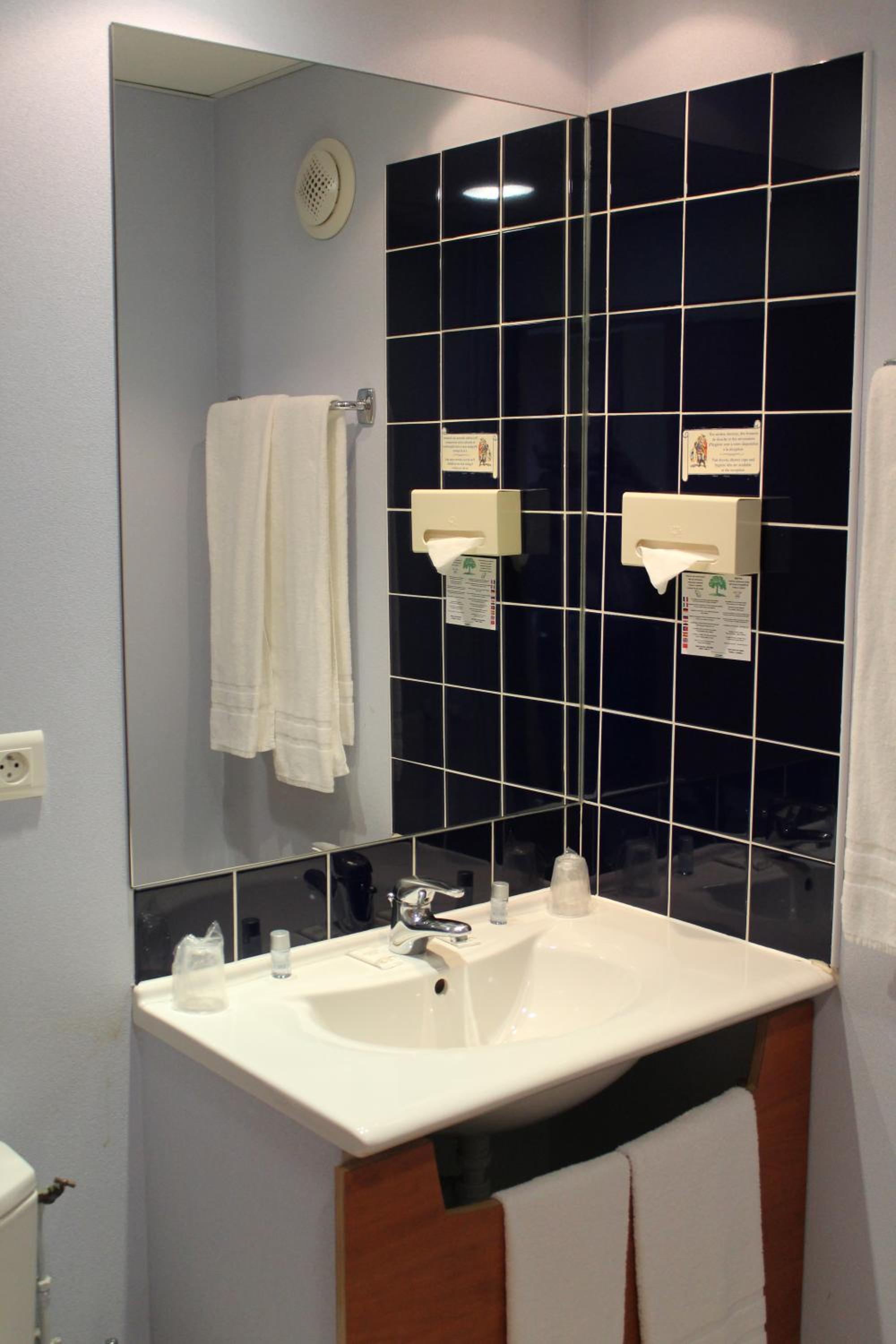Double Room - Photo 11
