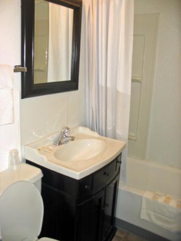 Queen Room with Two Queen Beds - Non-Smoking & Non-Pet Friendly photo 2