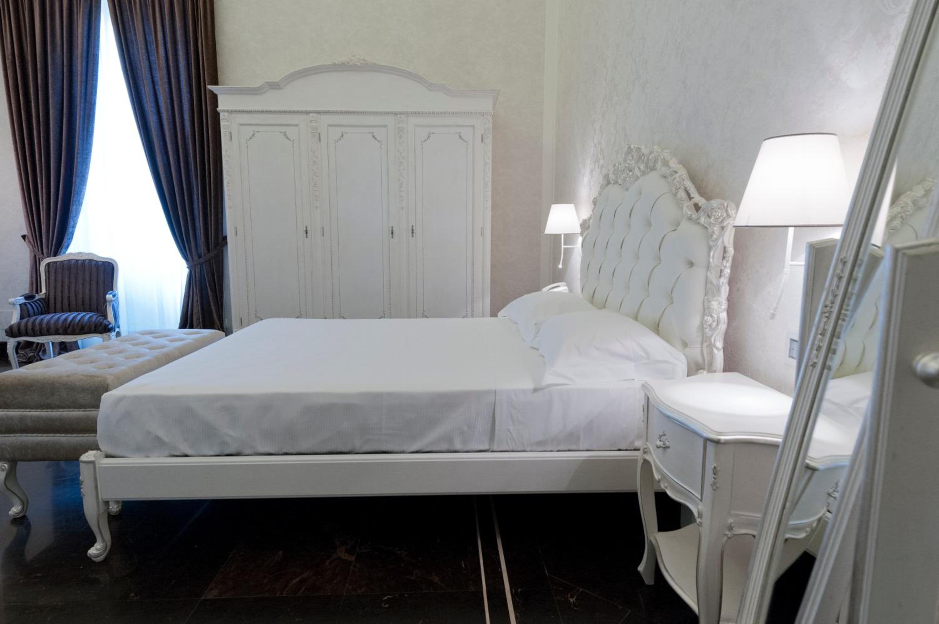 Deluxe Queen Room - Photo 11