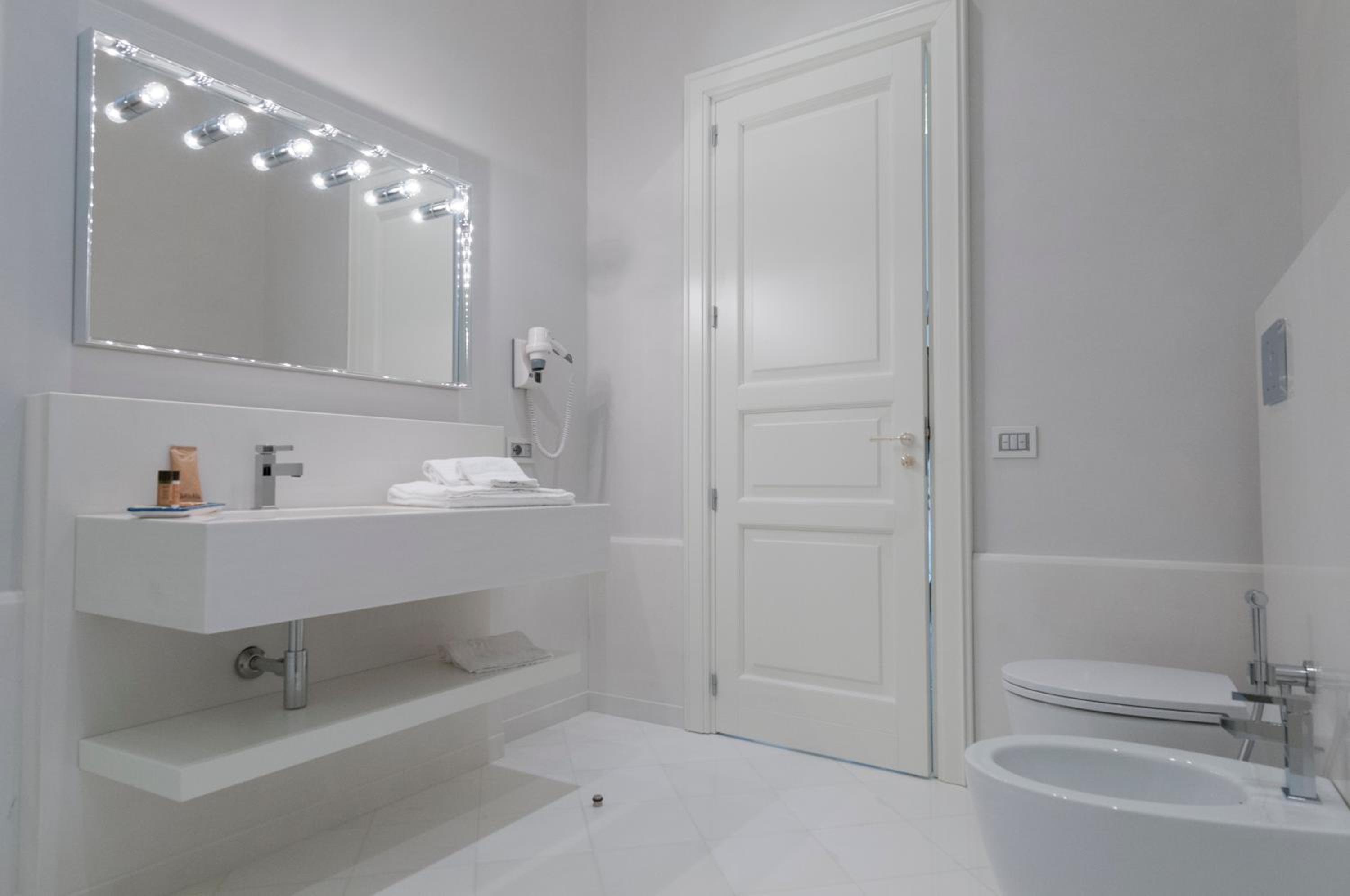 Deluxe Queen Room - Photo 21