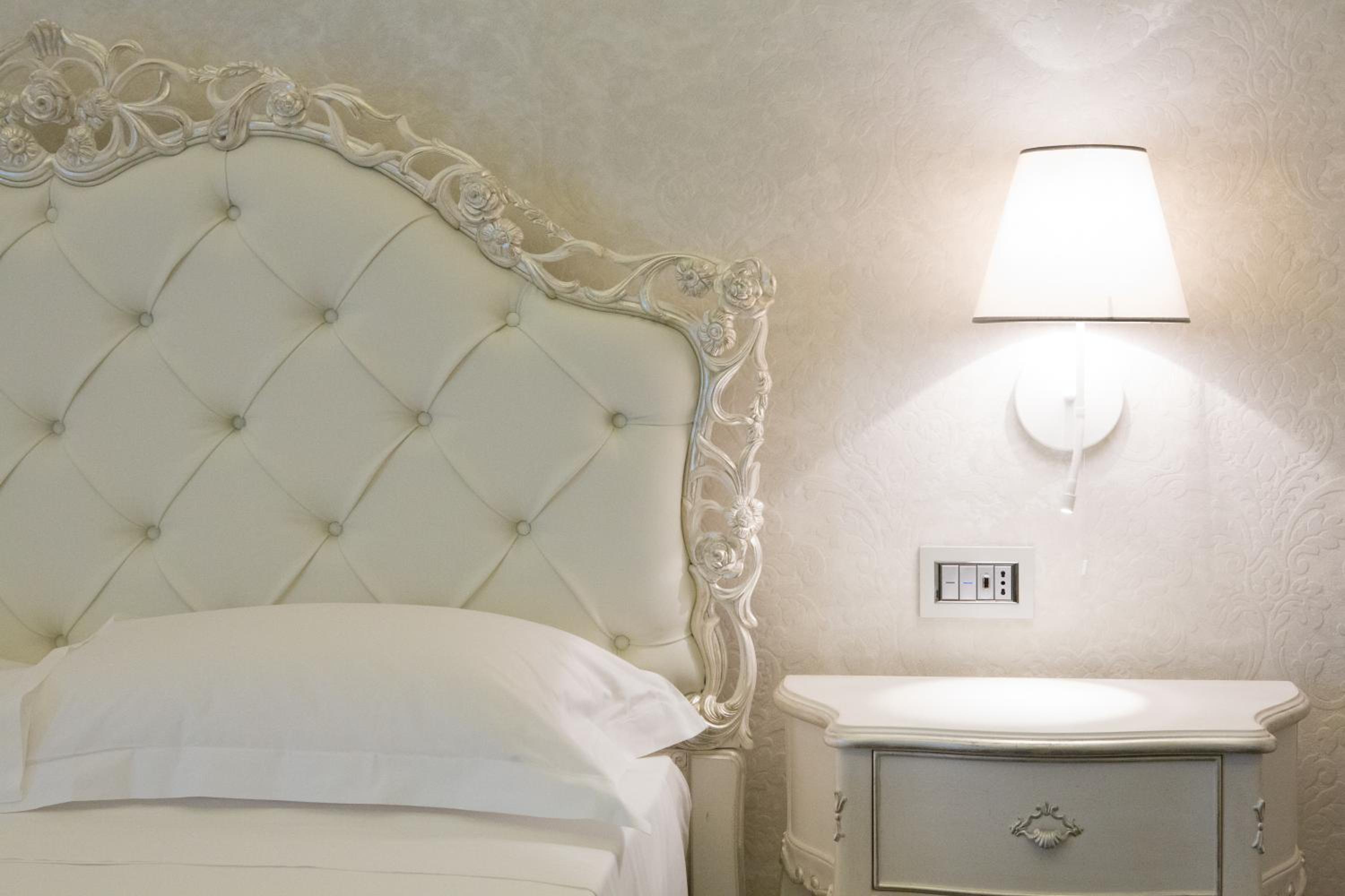 Deluxe Queen Room - Photo 23
