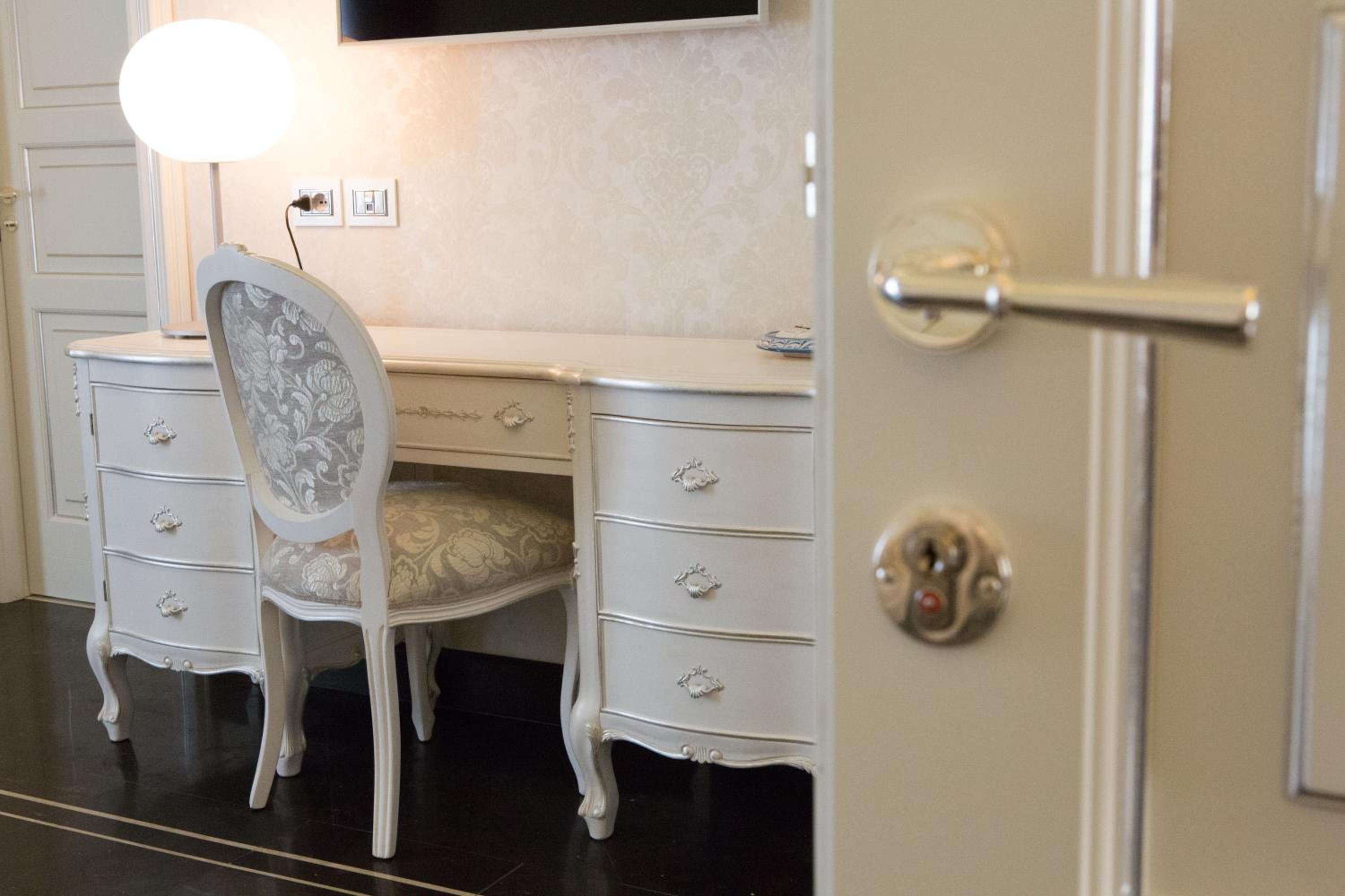 Deluxe Queen Room - Photo 20