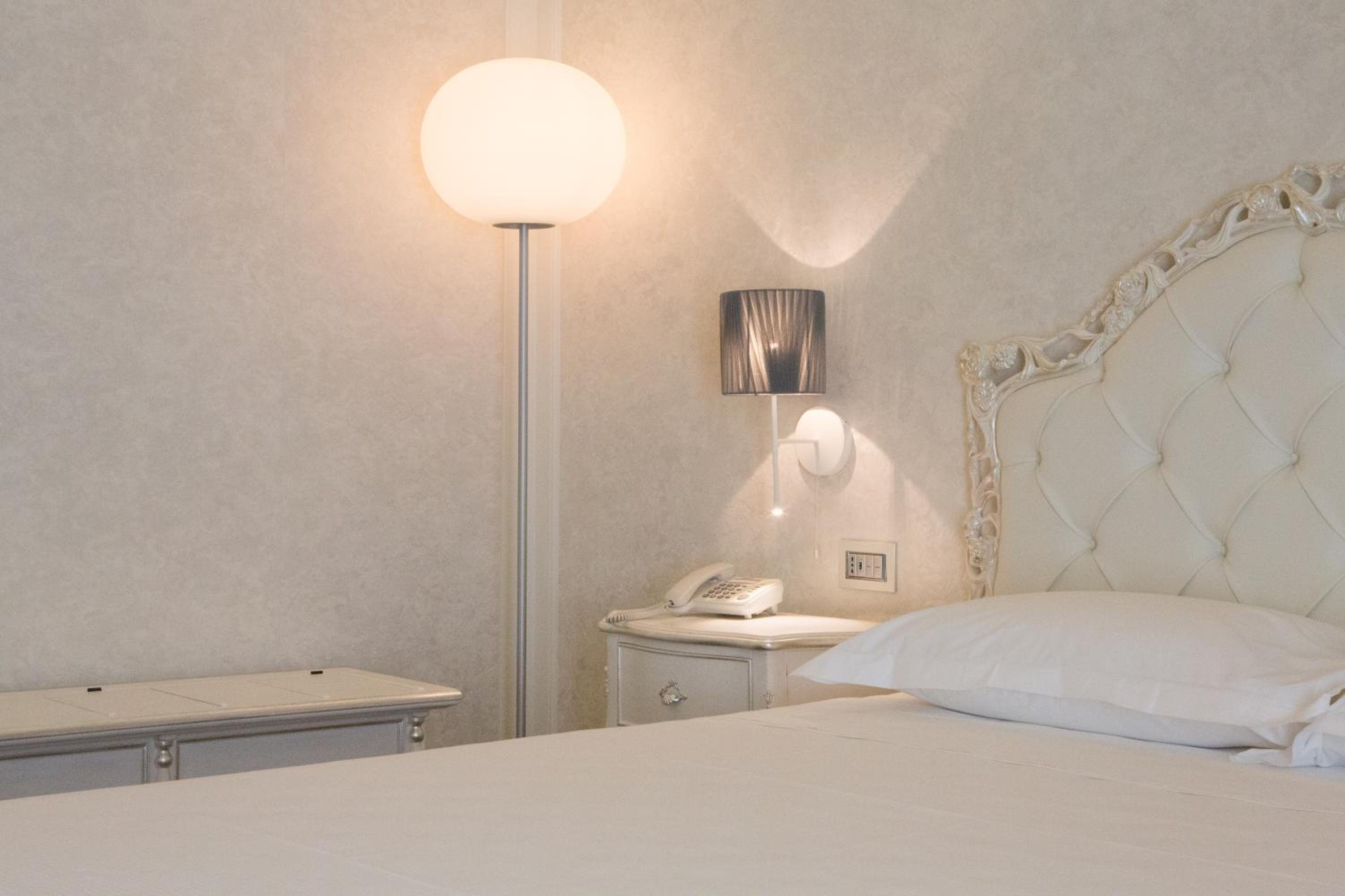 Deluxe Queen Room - Photo 19