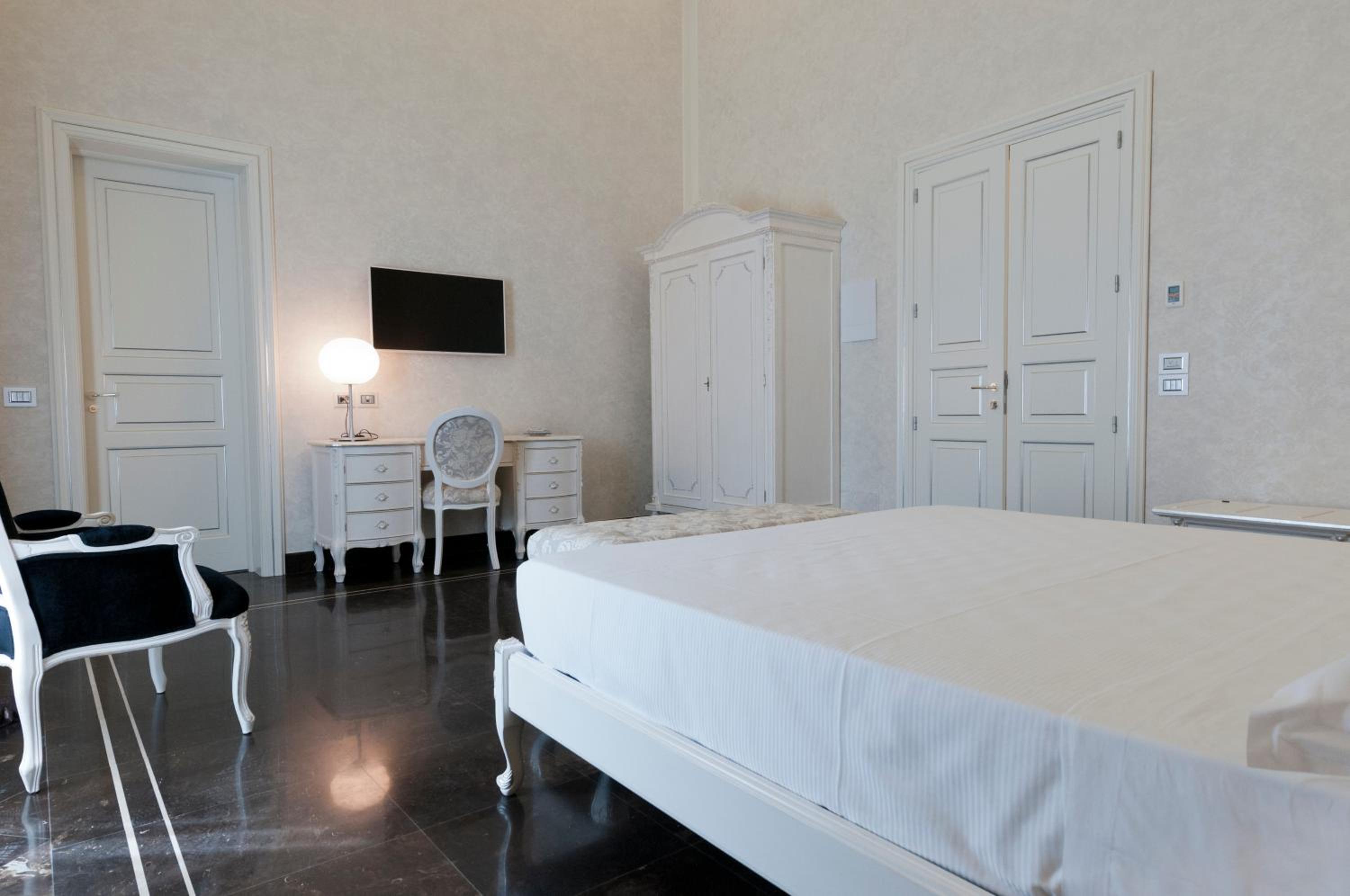 Deluxe Queen Room - Photo 13