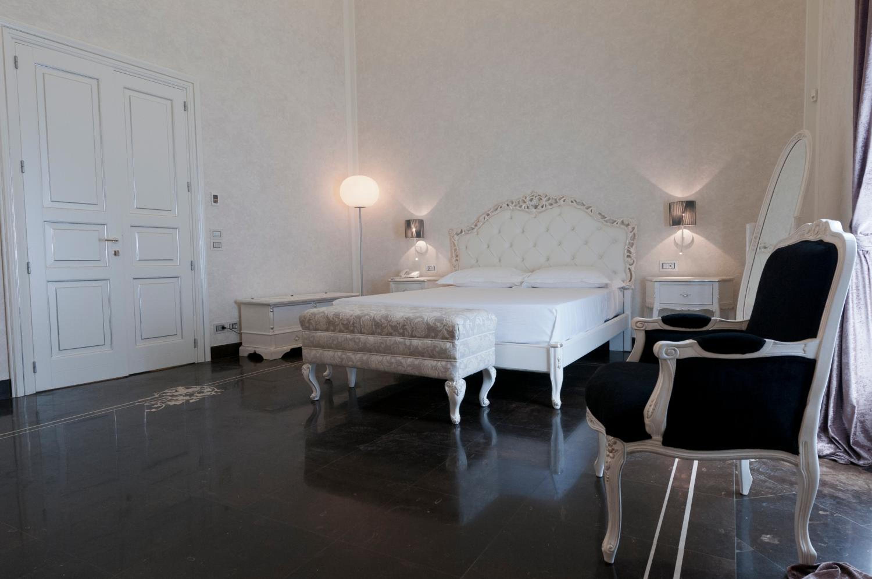 Deluxe Queen Room - Photo 2