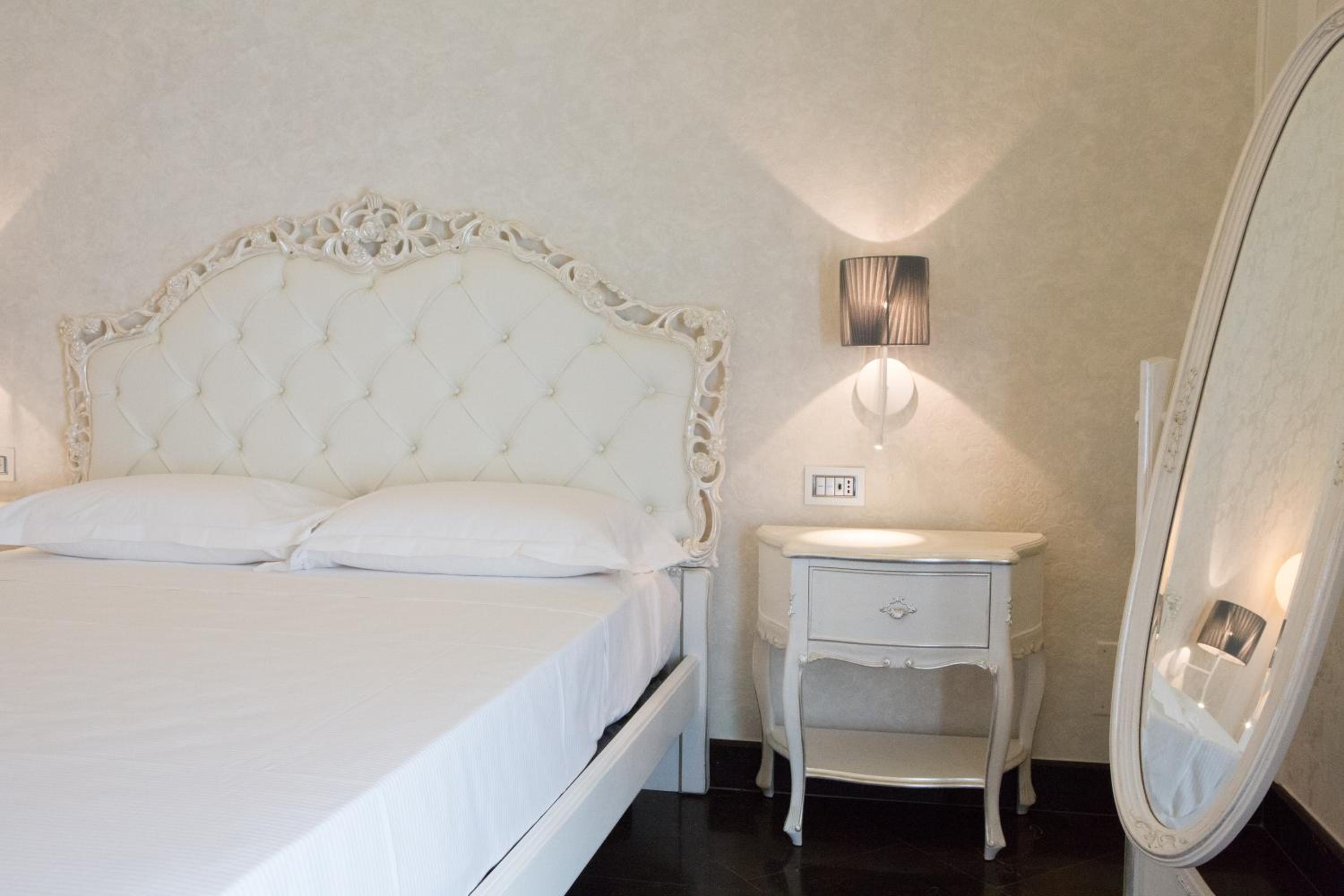 Deluxe Queen Room - Photo 12
