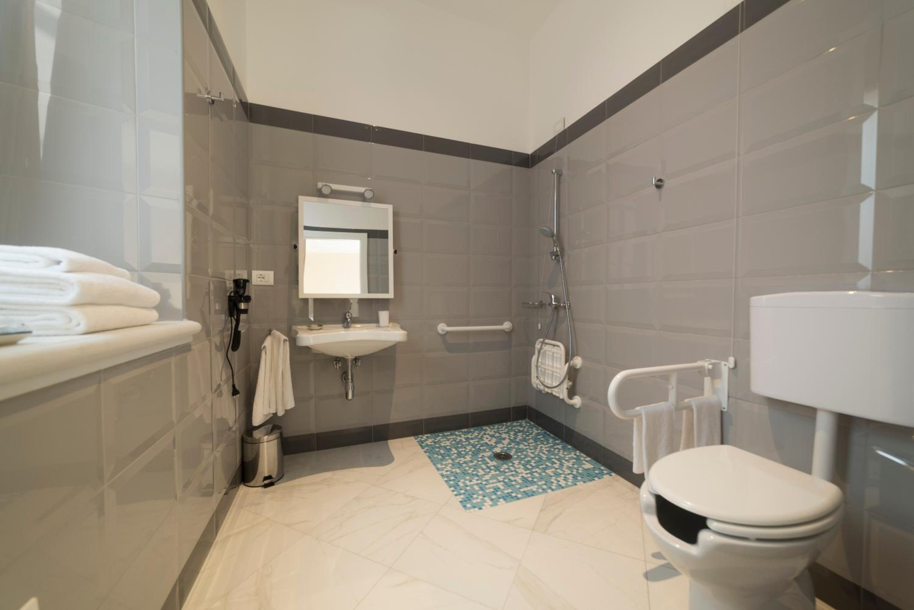 Twin Room - Disability Access photo 2
