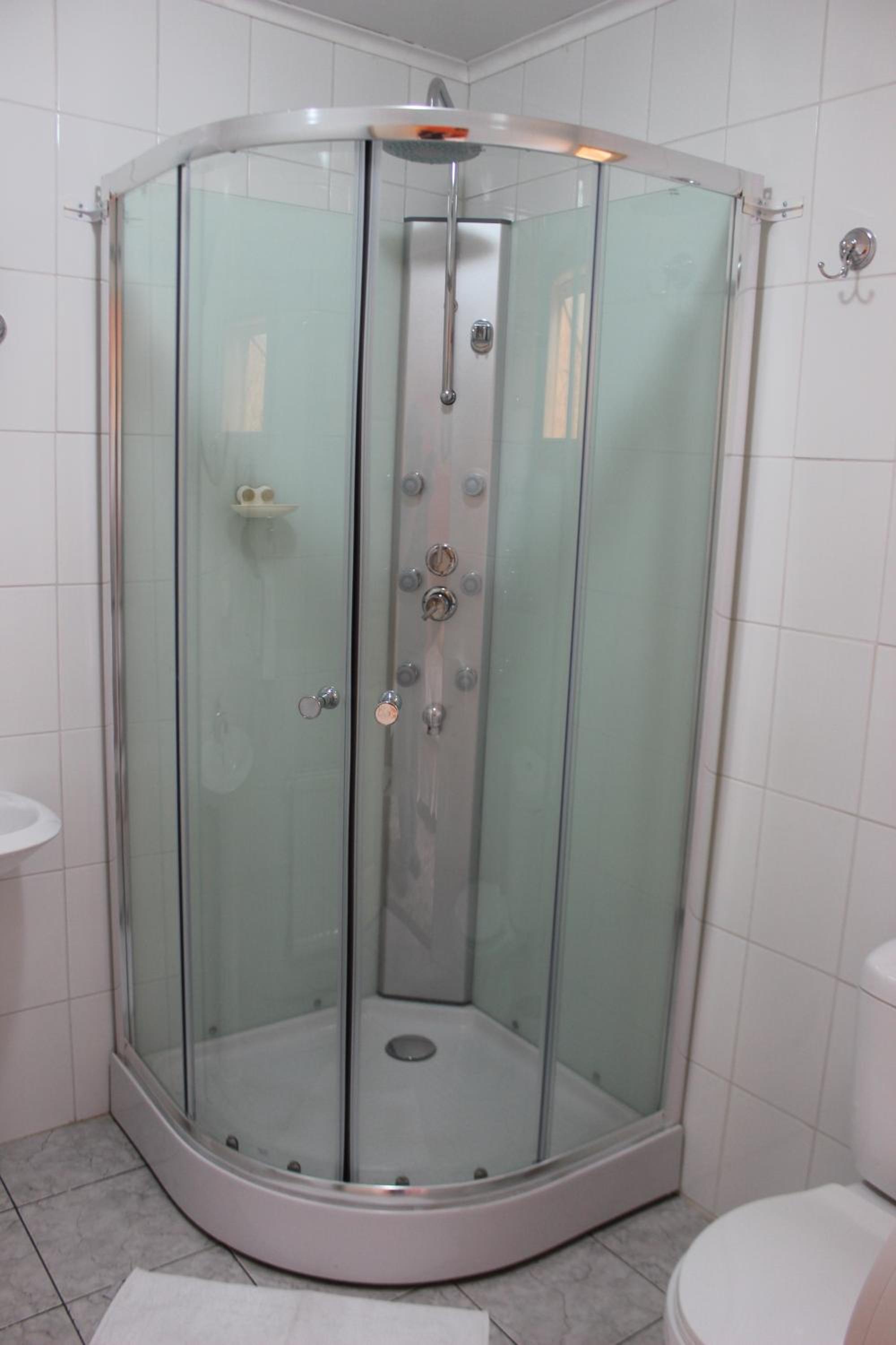Twin Room with Private Bathroom photo 2