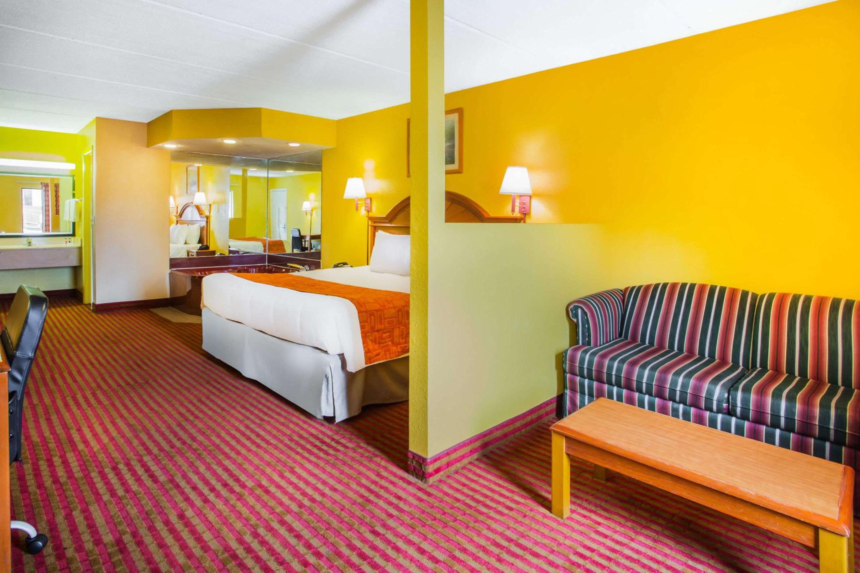 Deluxe King Suite - Photo 3