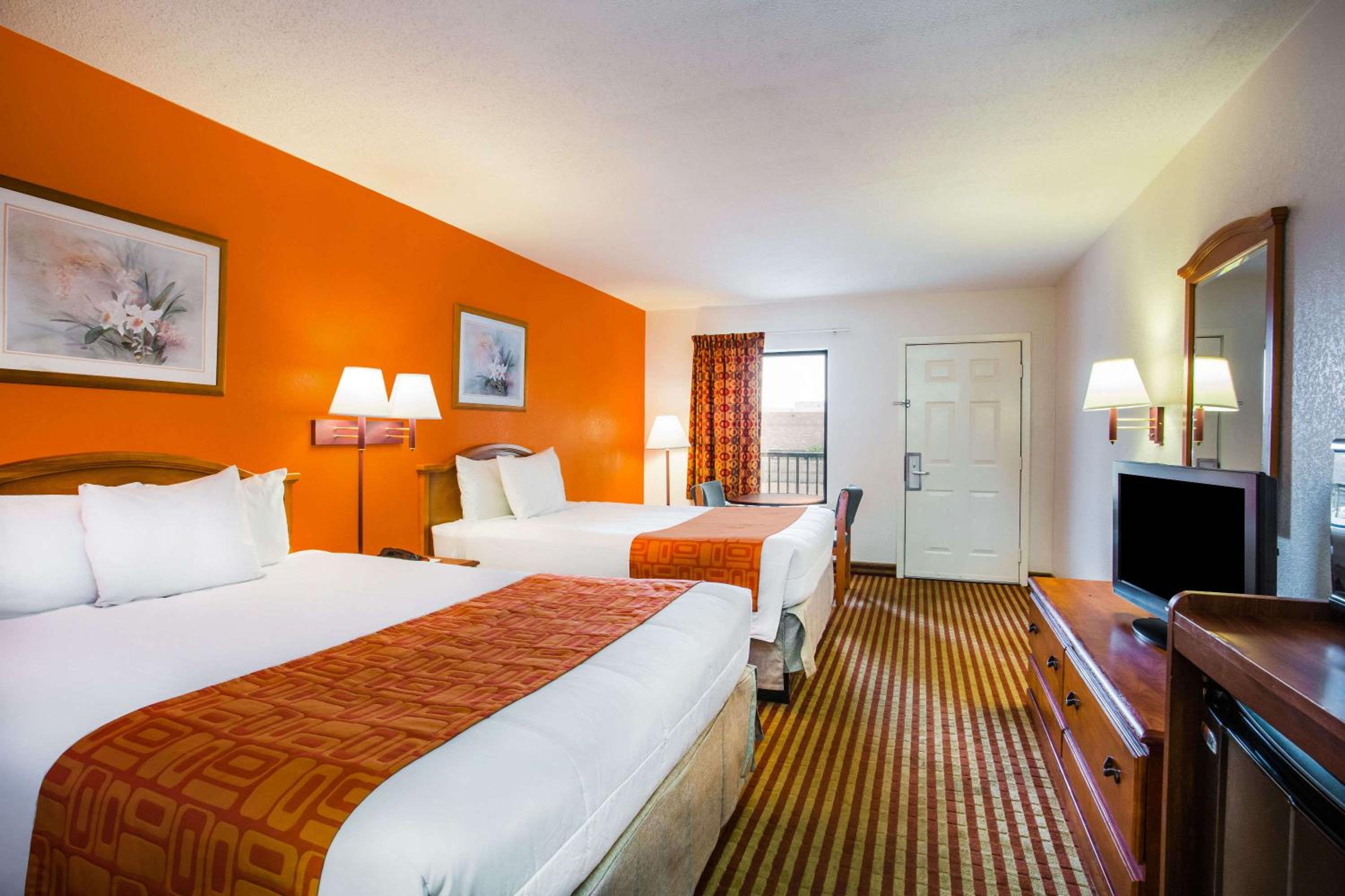 Queen Room with Two Queen Beds - Non-Smoking - Photo 5