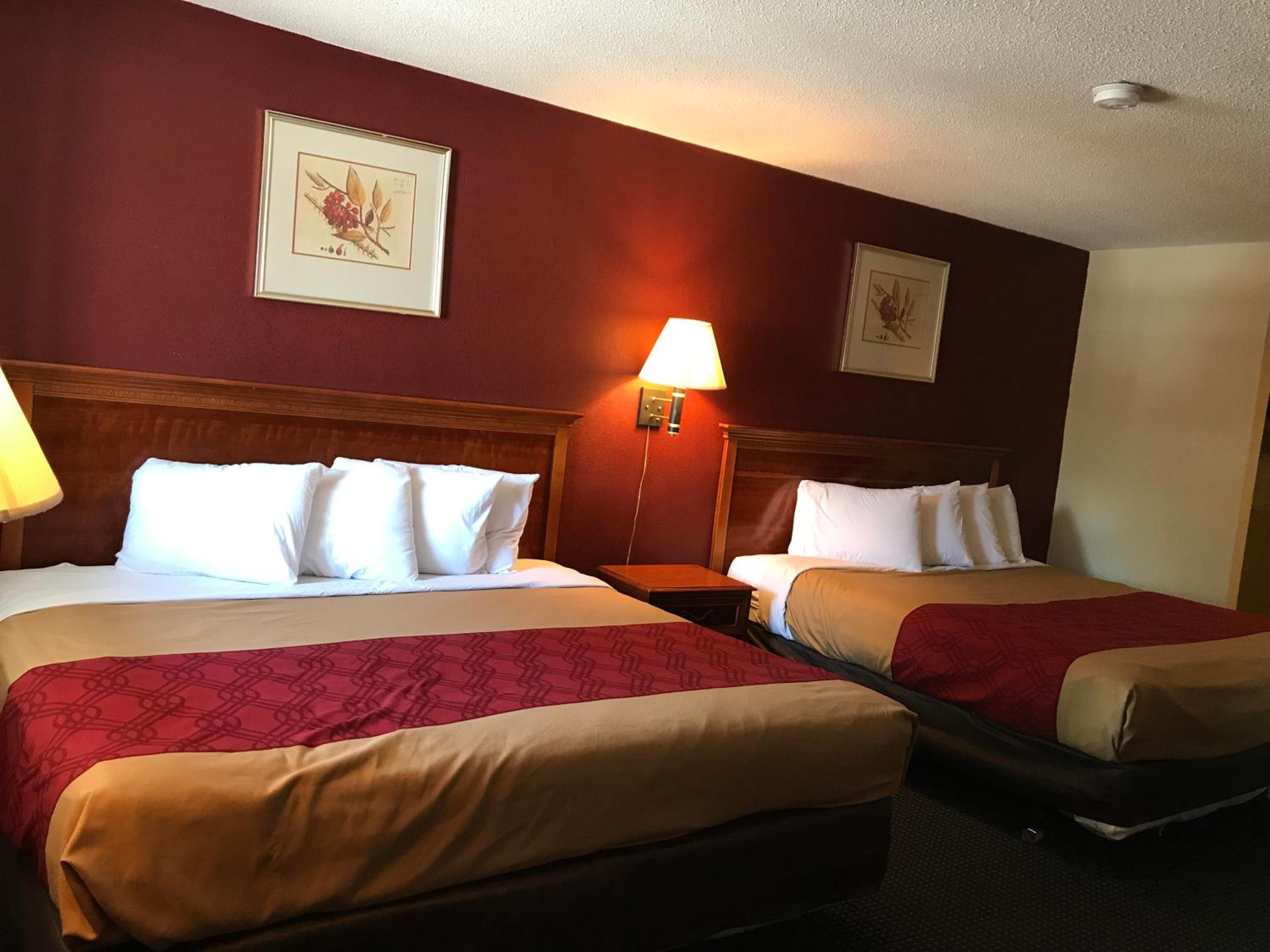 King Room with Two King Beds - Smoking - Photo 8