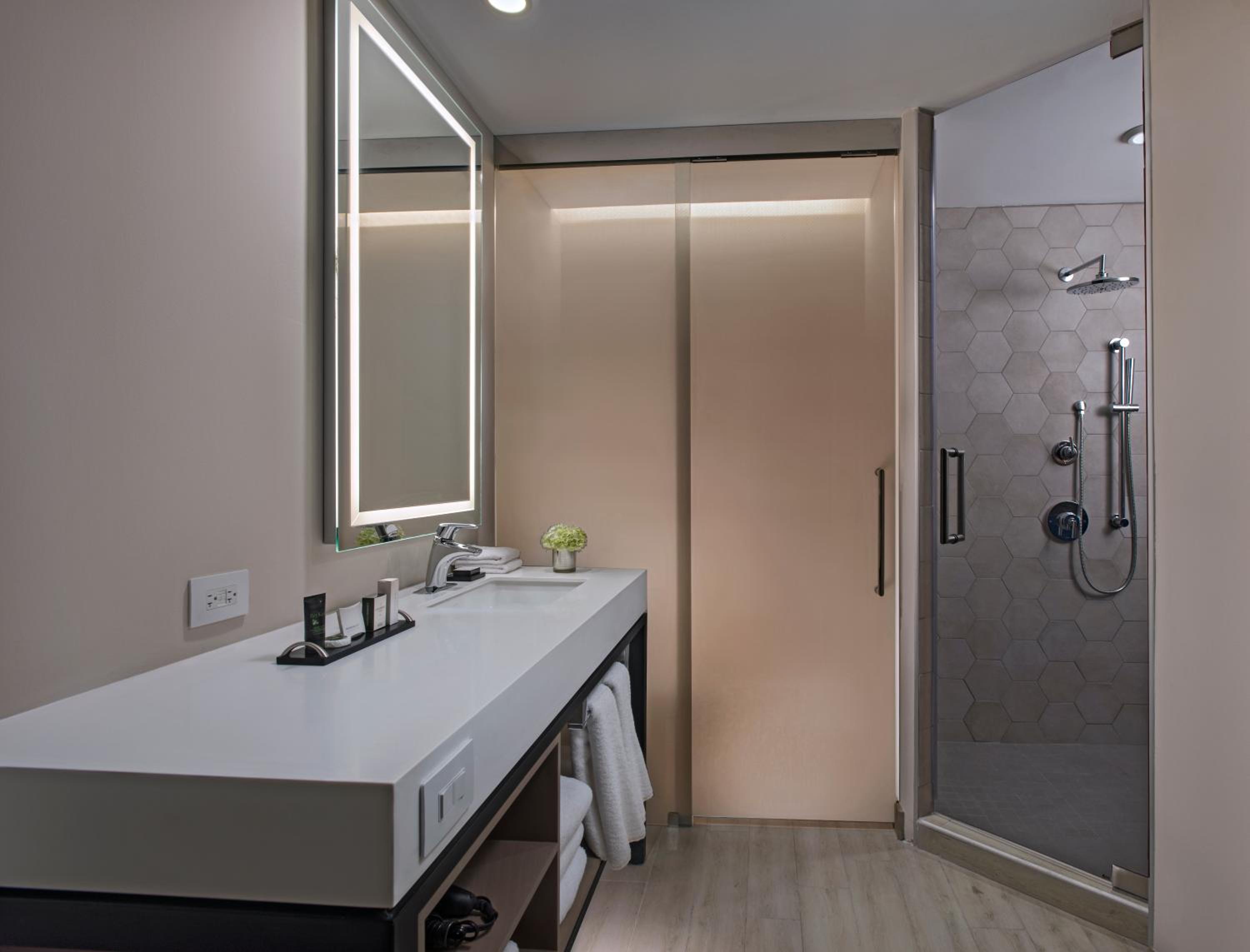 Twin Room with Atrium View photo 3
