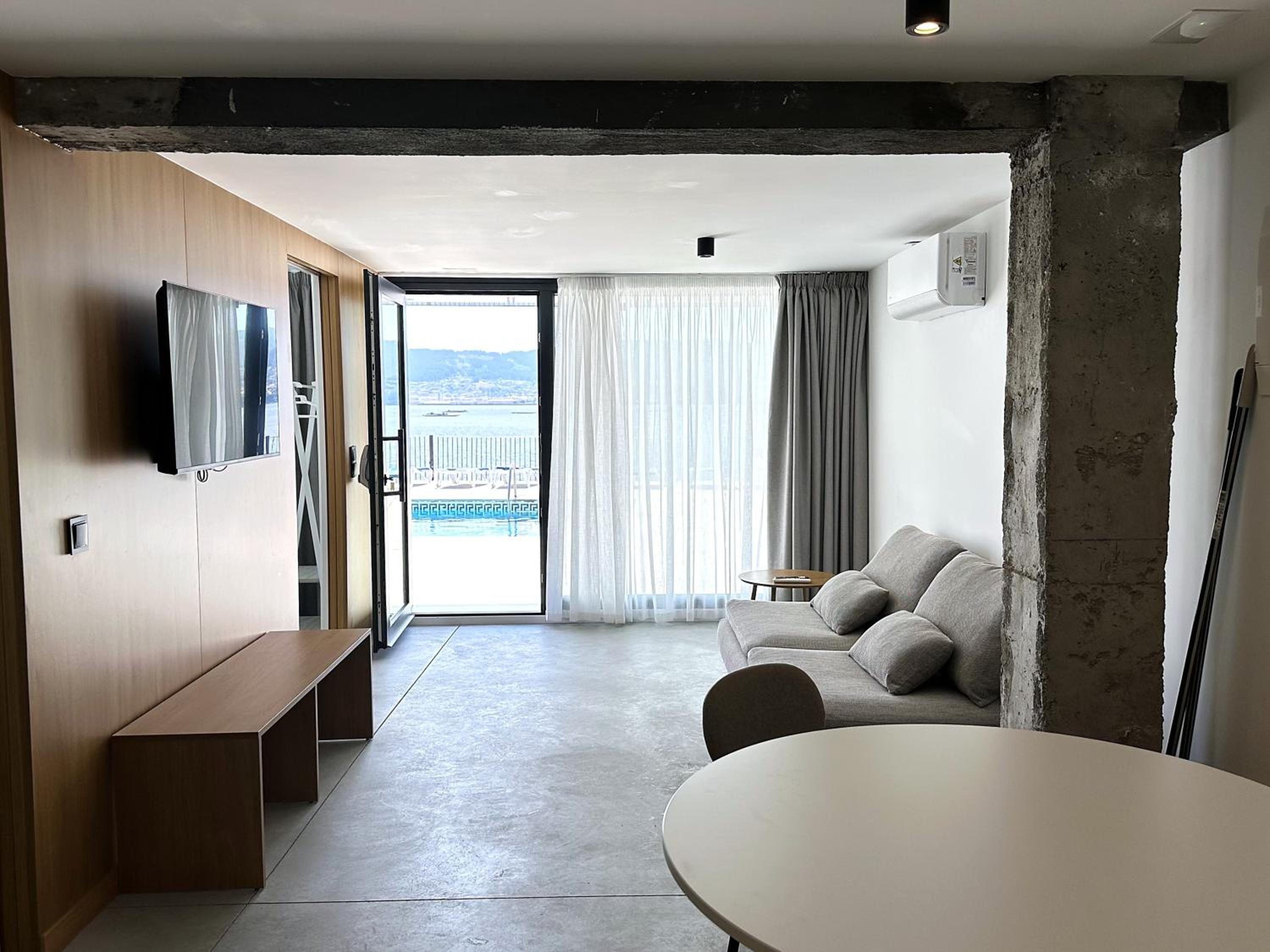 Two-Bedroom Deluxe Apartment with Ocean View photo 3