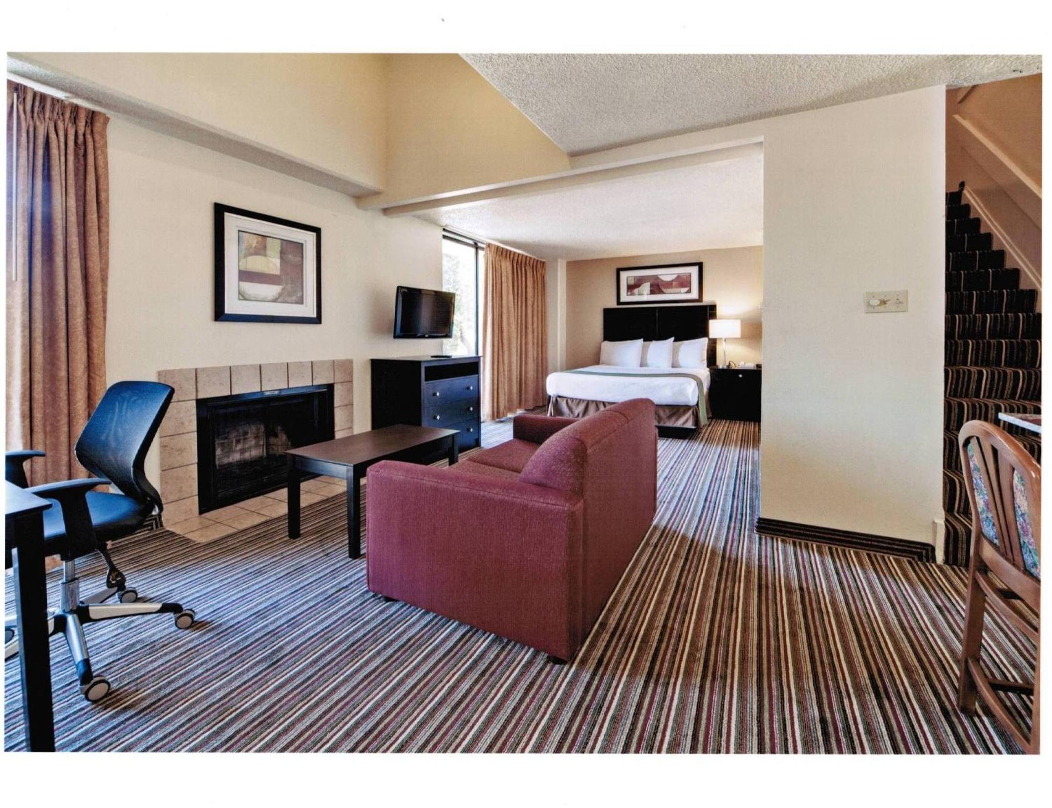 Loft Suite with One King and One Queen Bed - Smoking
