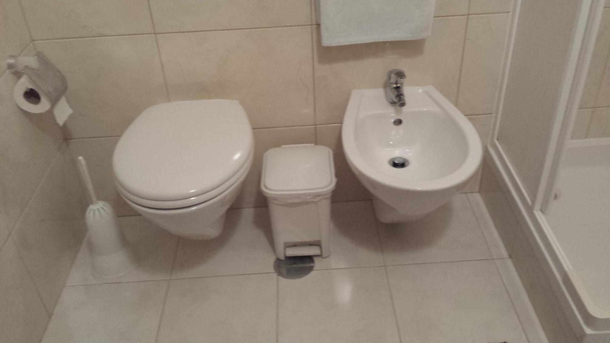 Double Room with Private Bathroom - Photo 12