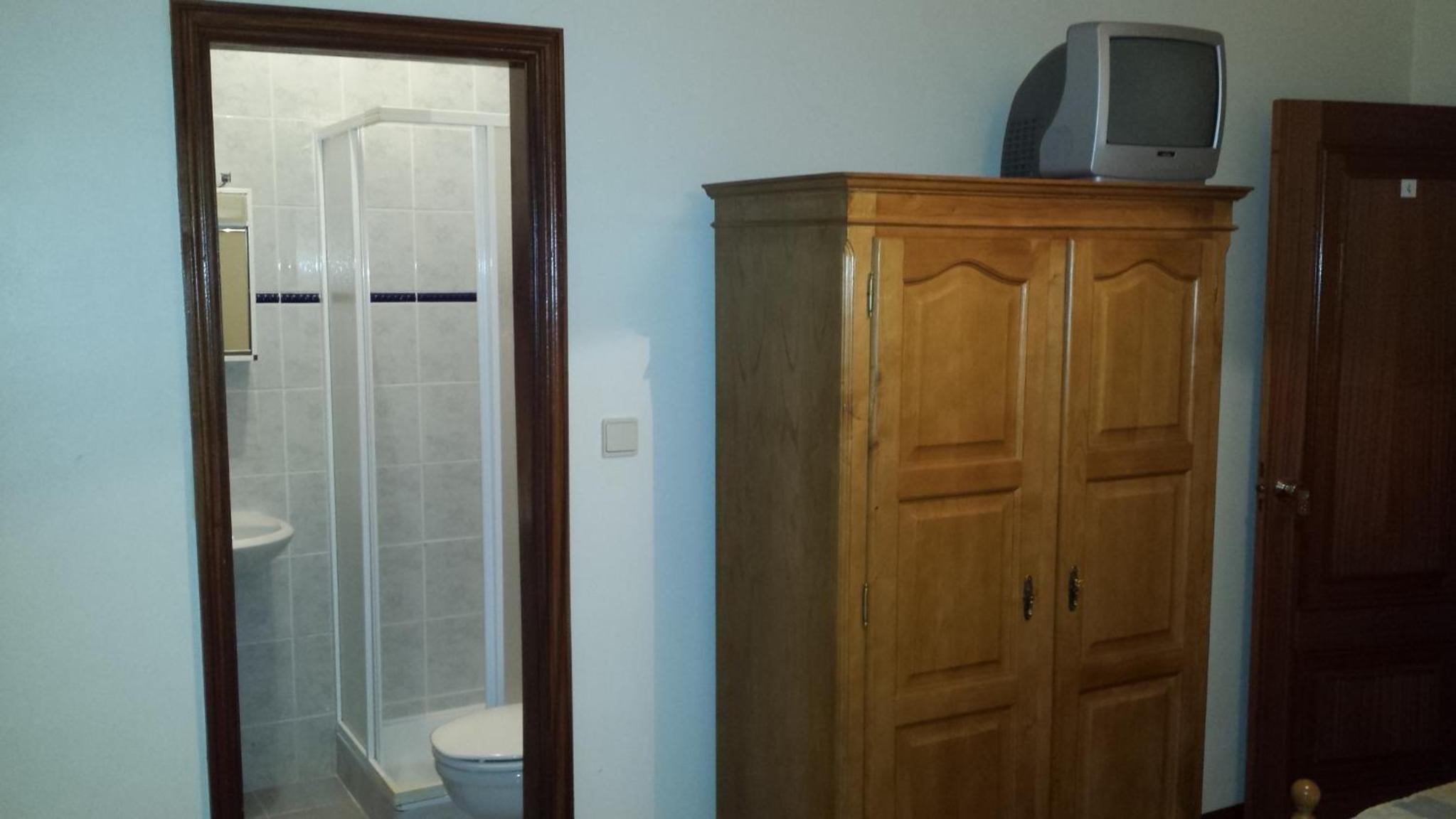 Double Room with Private Bathroom - Photo 20