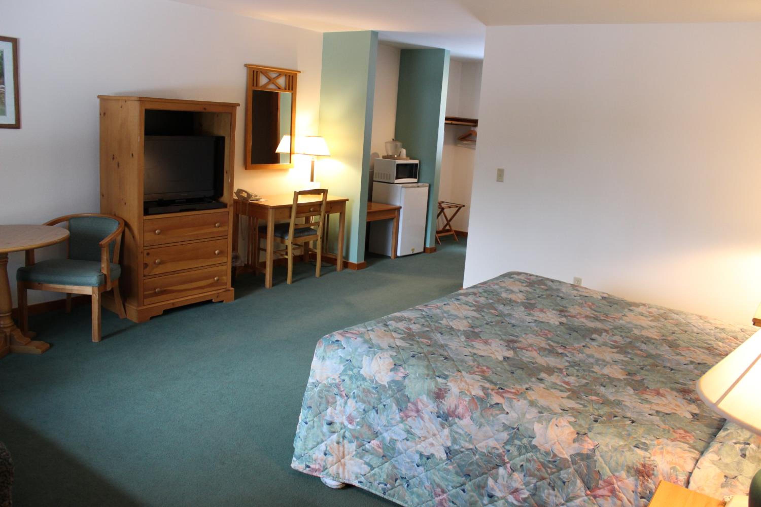 King Room with Roll-In Shower - Disability Access photo 2