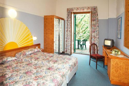 Double or Twin Room - Photo 11