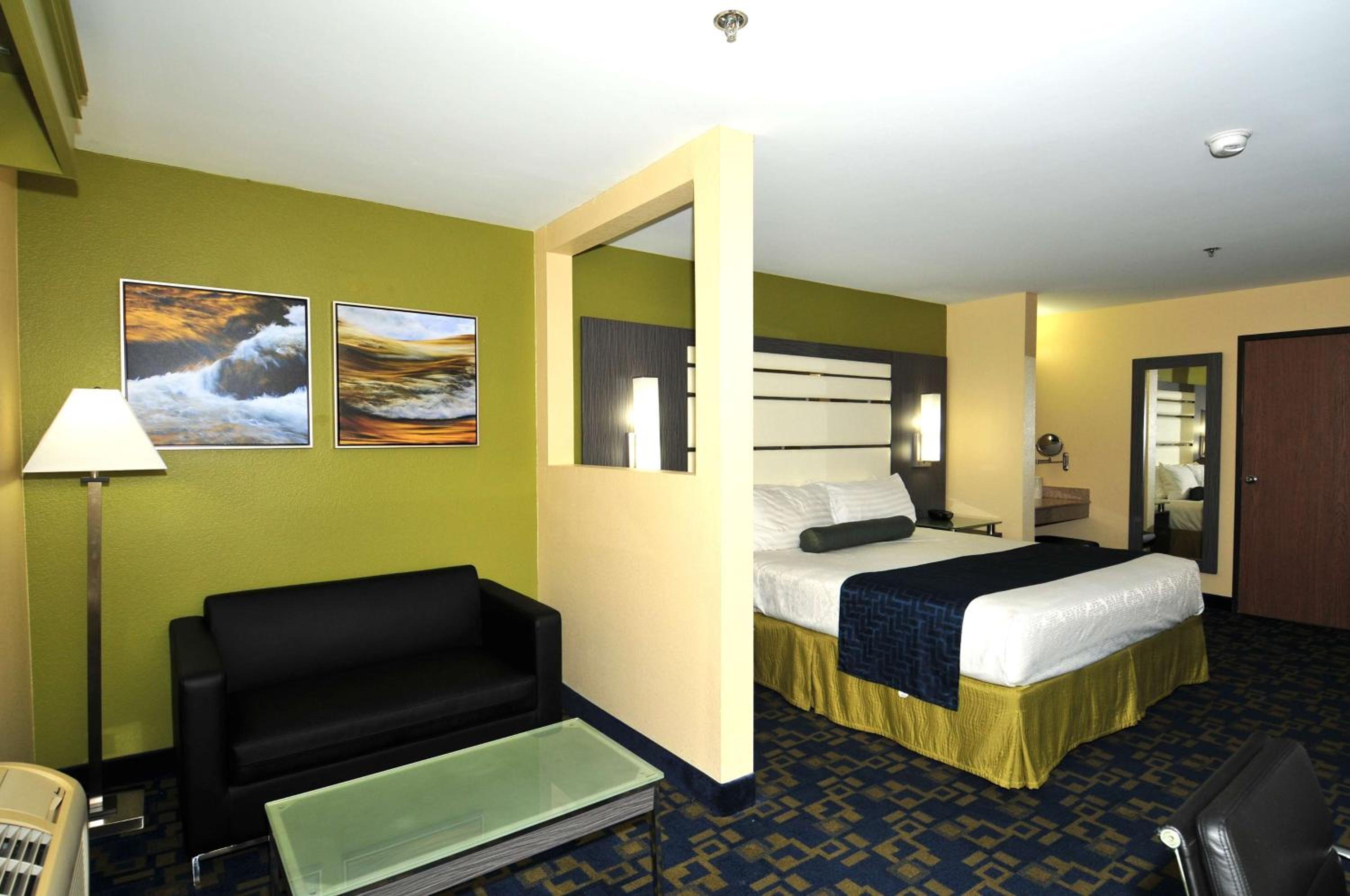 King Suite - Non-Smoking photo 3