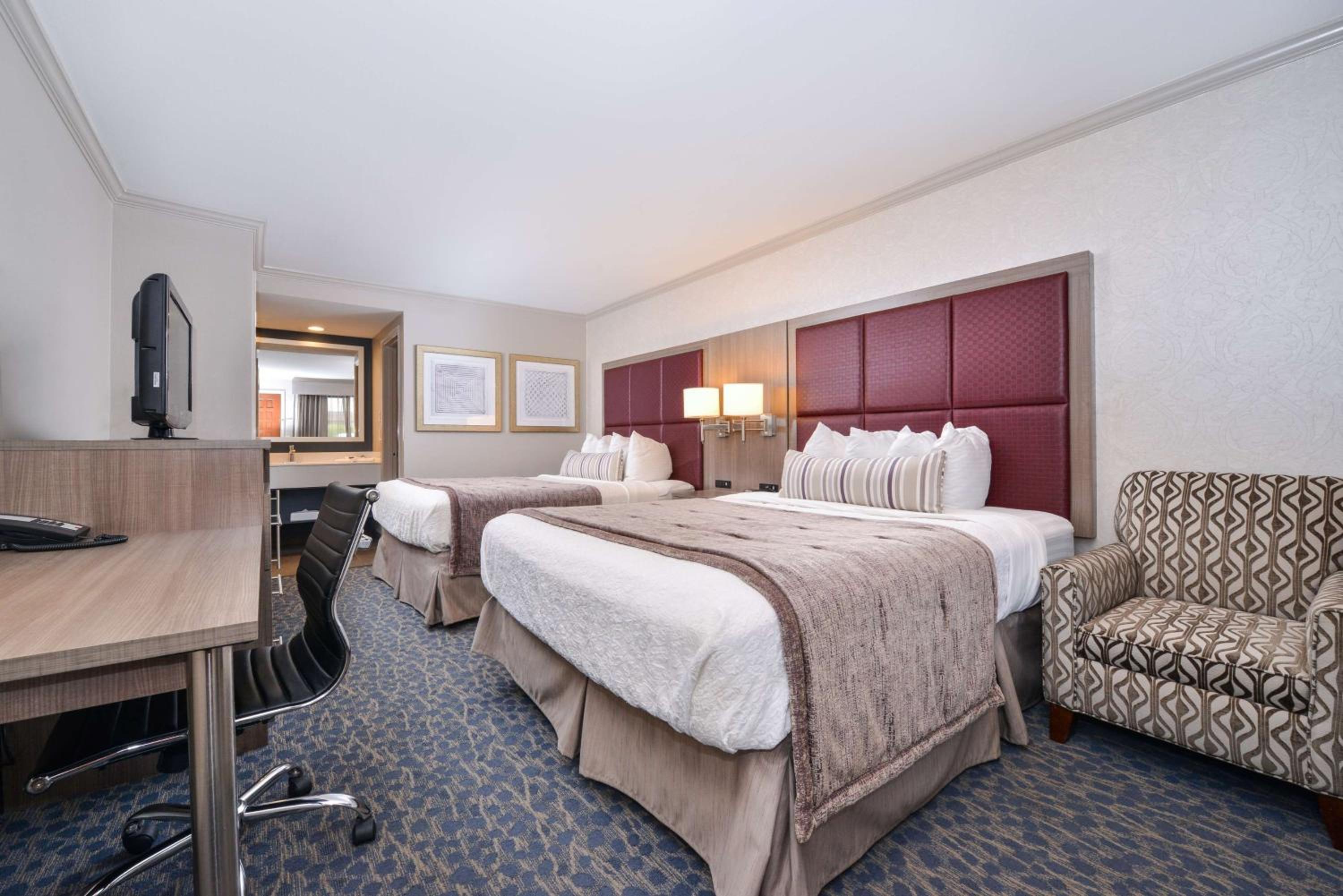 Queen Room with Two Queen Beds - Non-Smoking - Photo 1