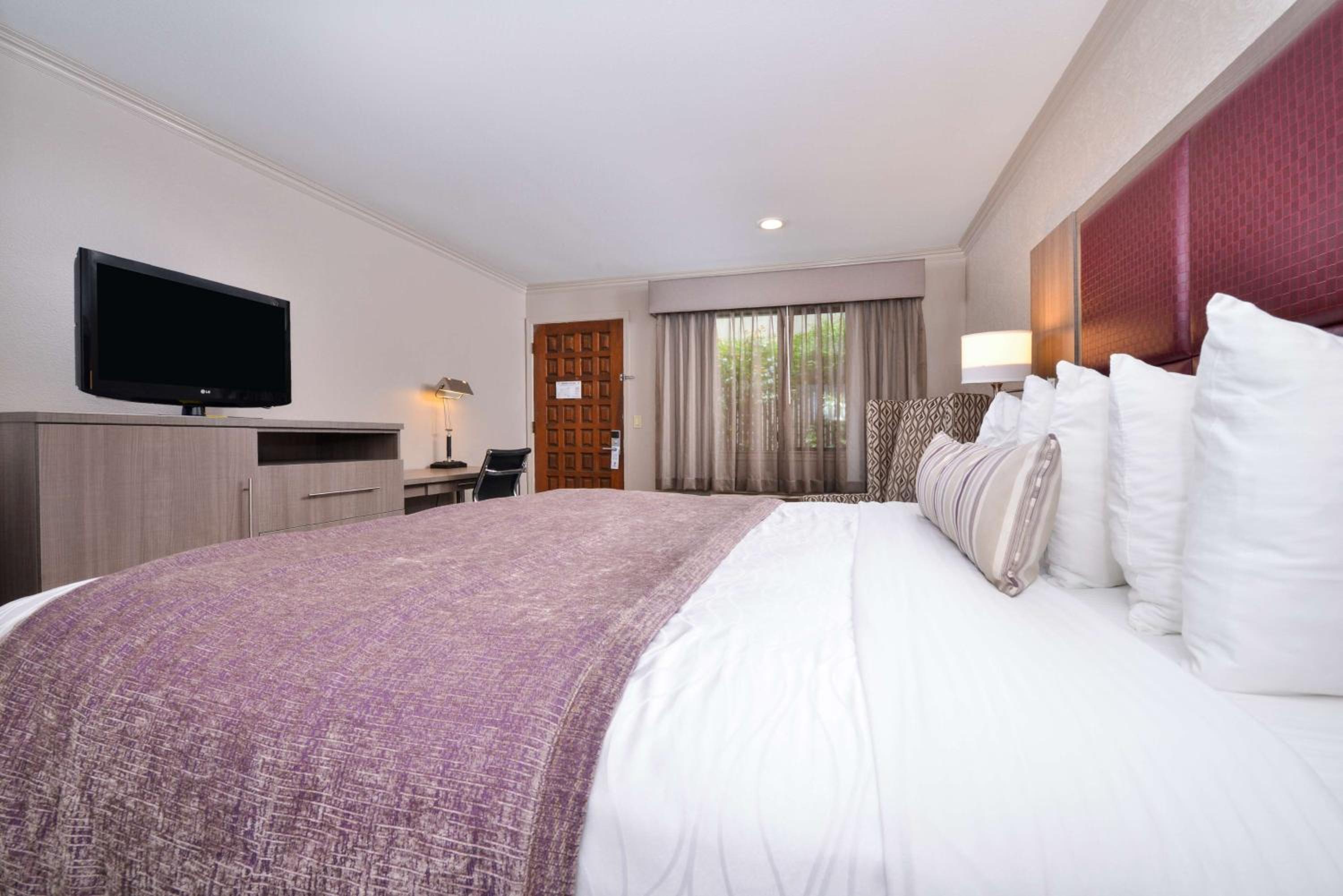 King Room - Non-Smoking - Photo 1