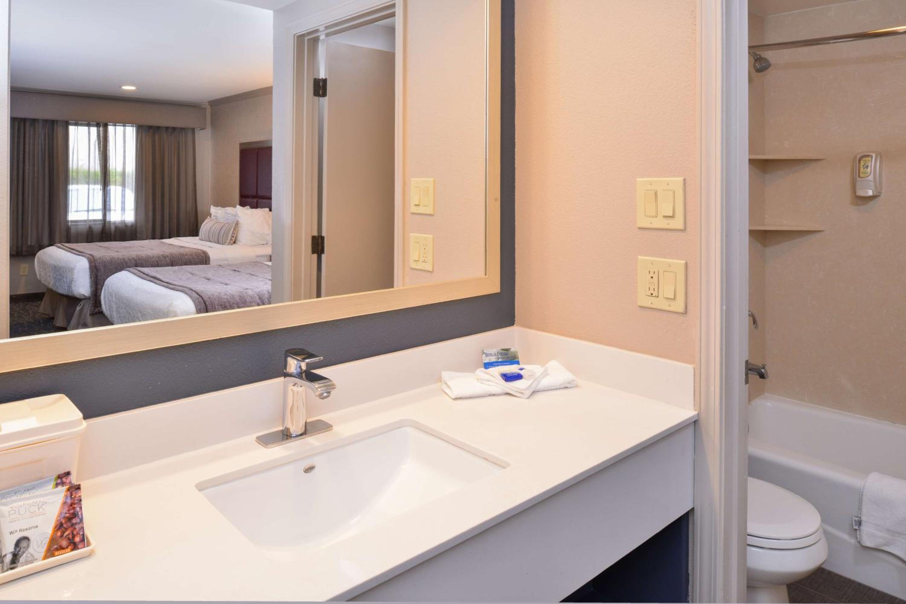 Queen Room with Two Queen Beds - Non-Smoking - Photo 2