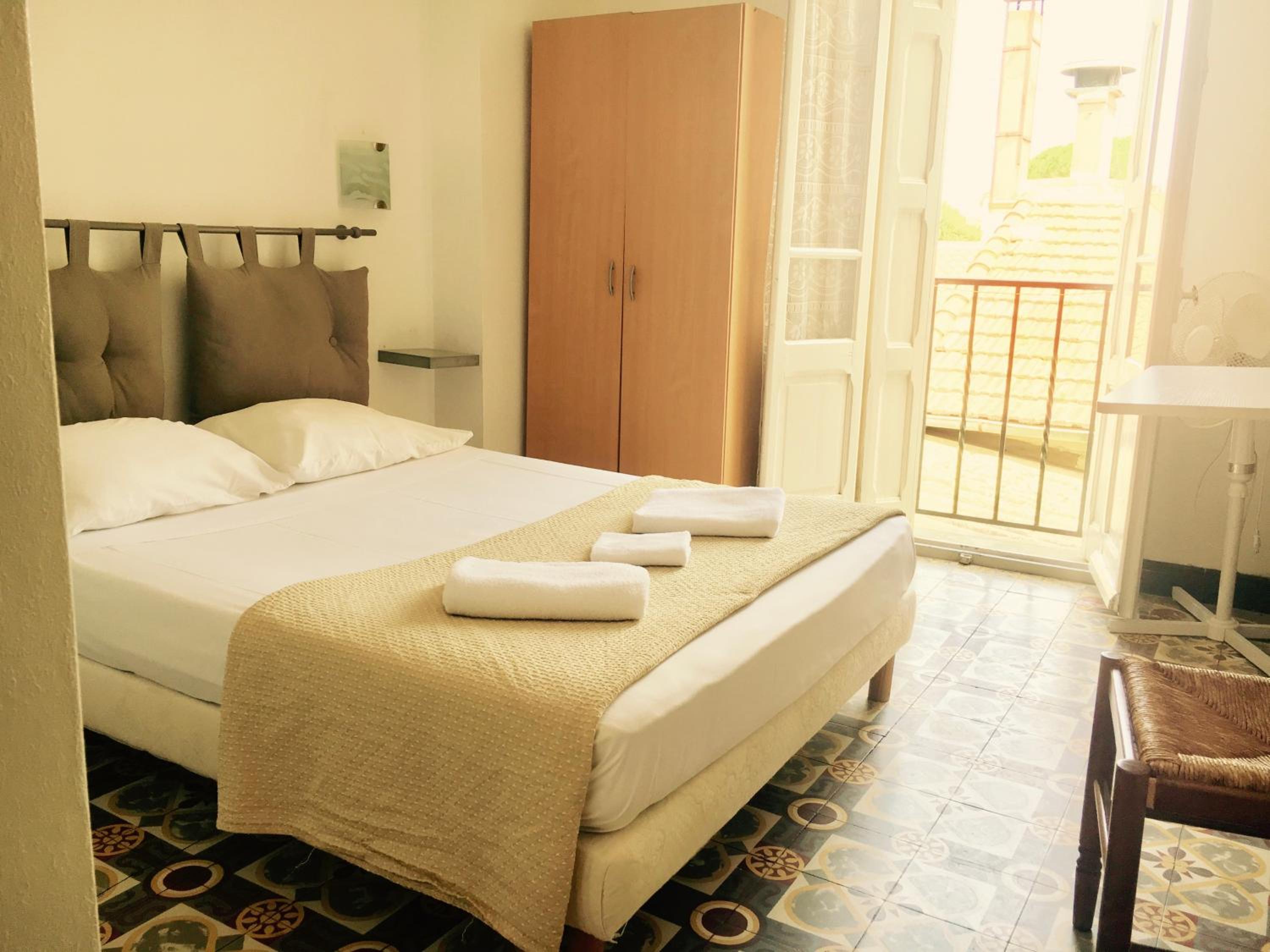 Classic Double Room with Sink and Toilet - Photo 1