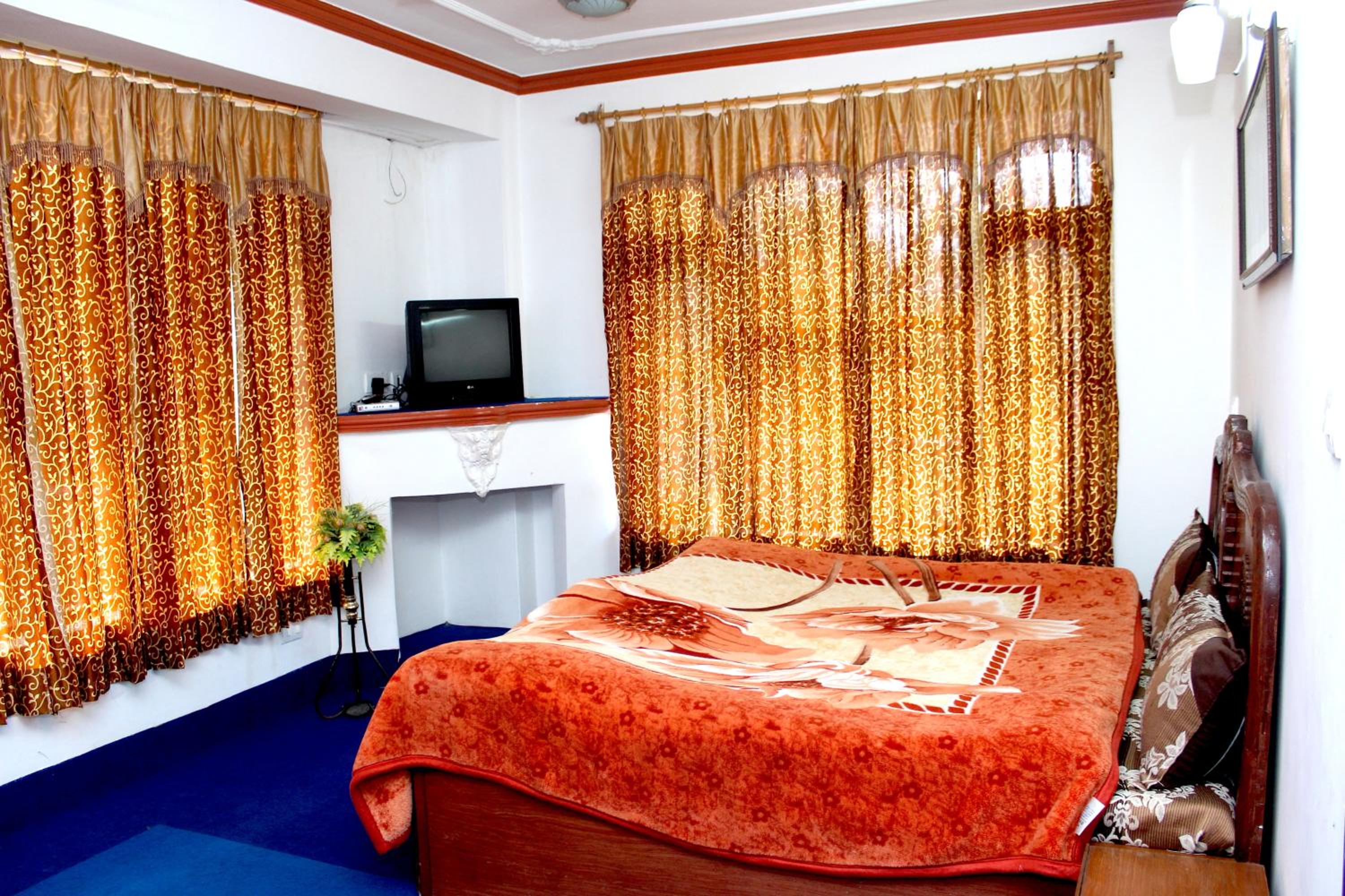 Deluxe Double Room (2 Adults + 1 Child) - Photo 4