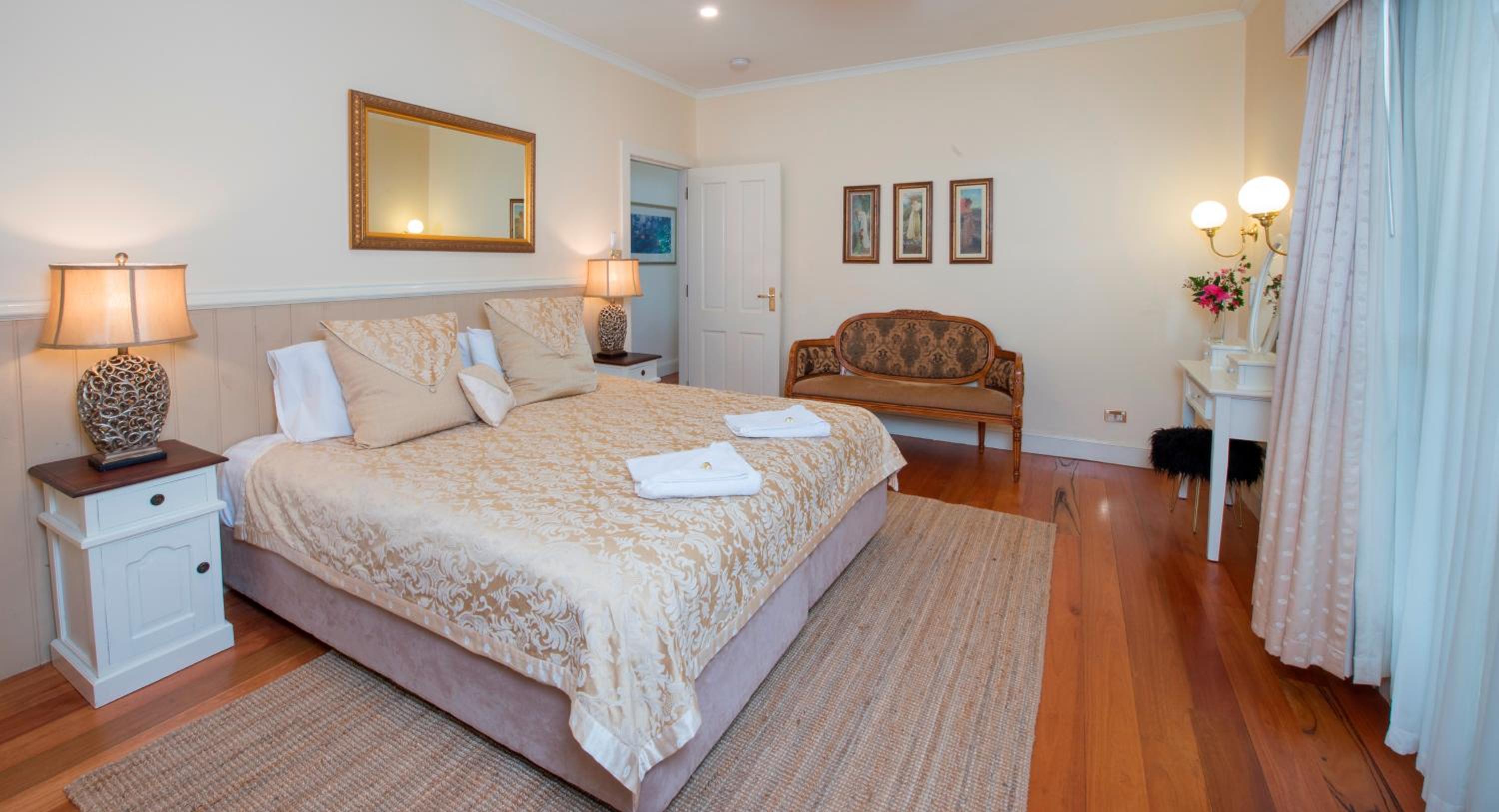 Rose Garden Two-Bedroom Cottage photo 2