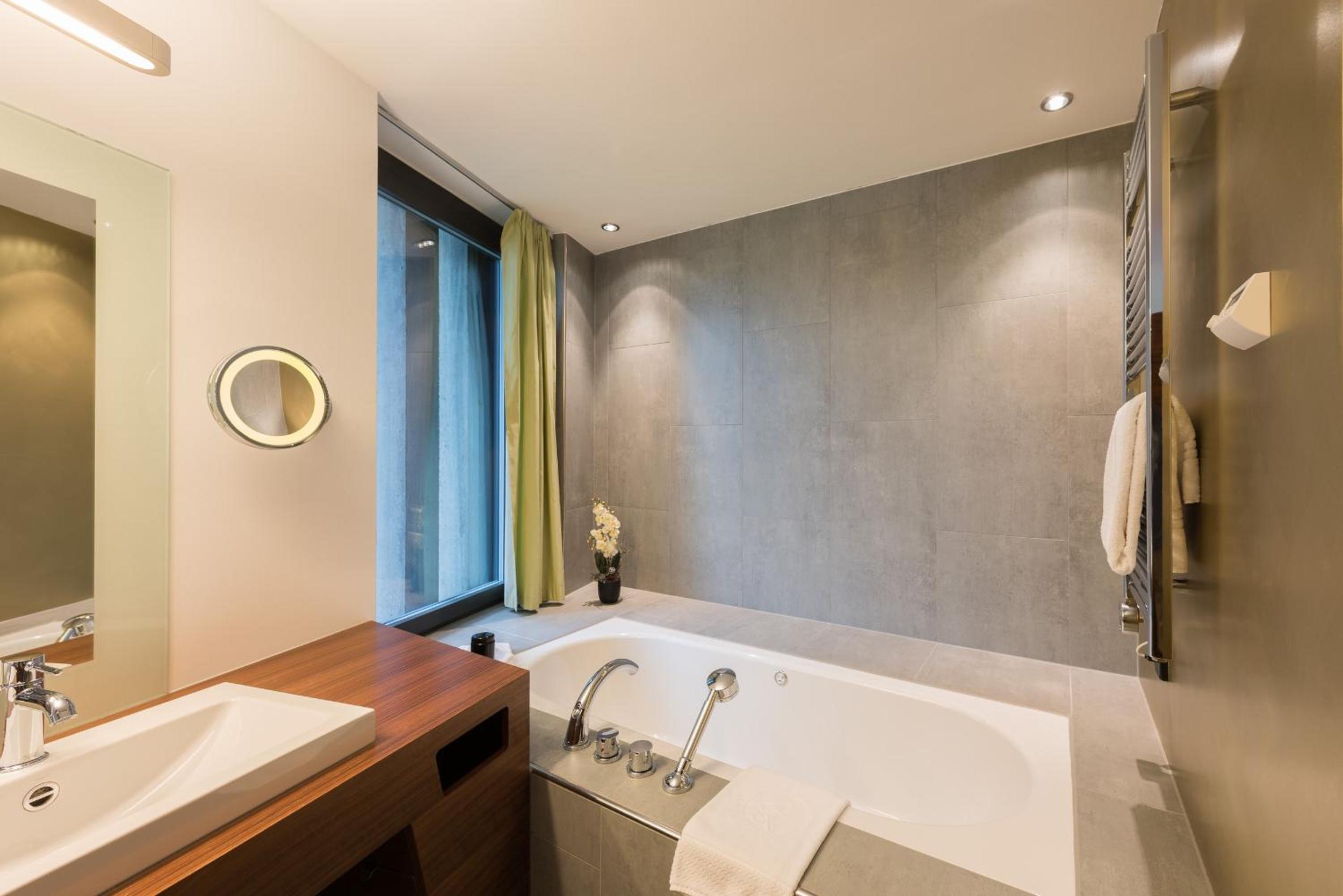Panorama Club Junior Suite with Spa Bath and Lake View - Photo 2