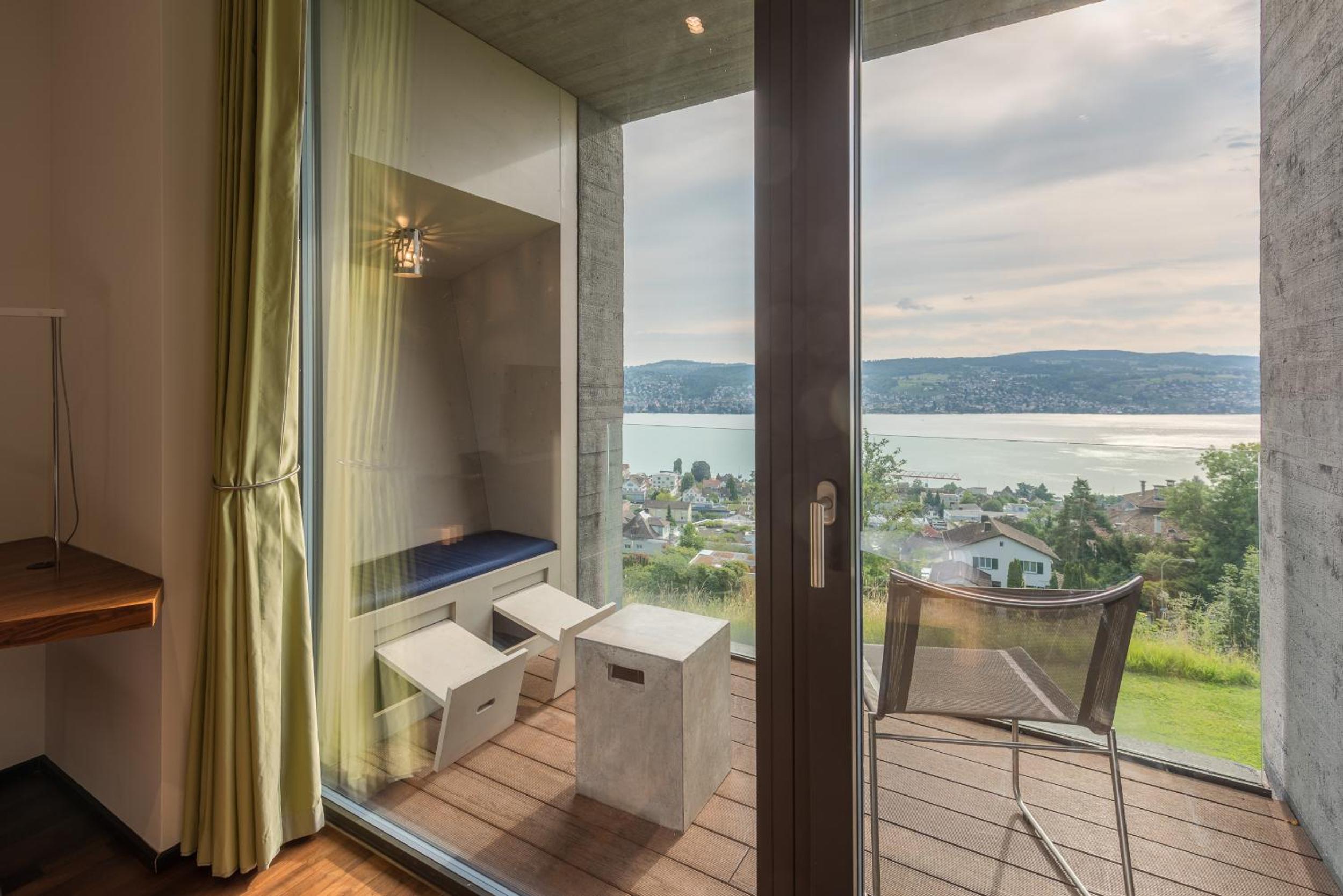 Lifestyle Room with Lake View - Photo 3